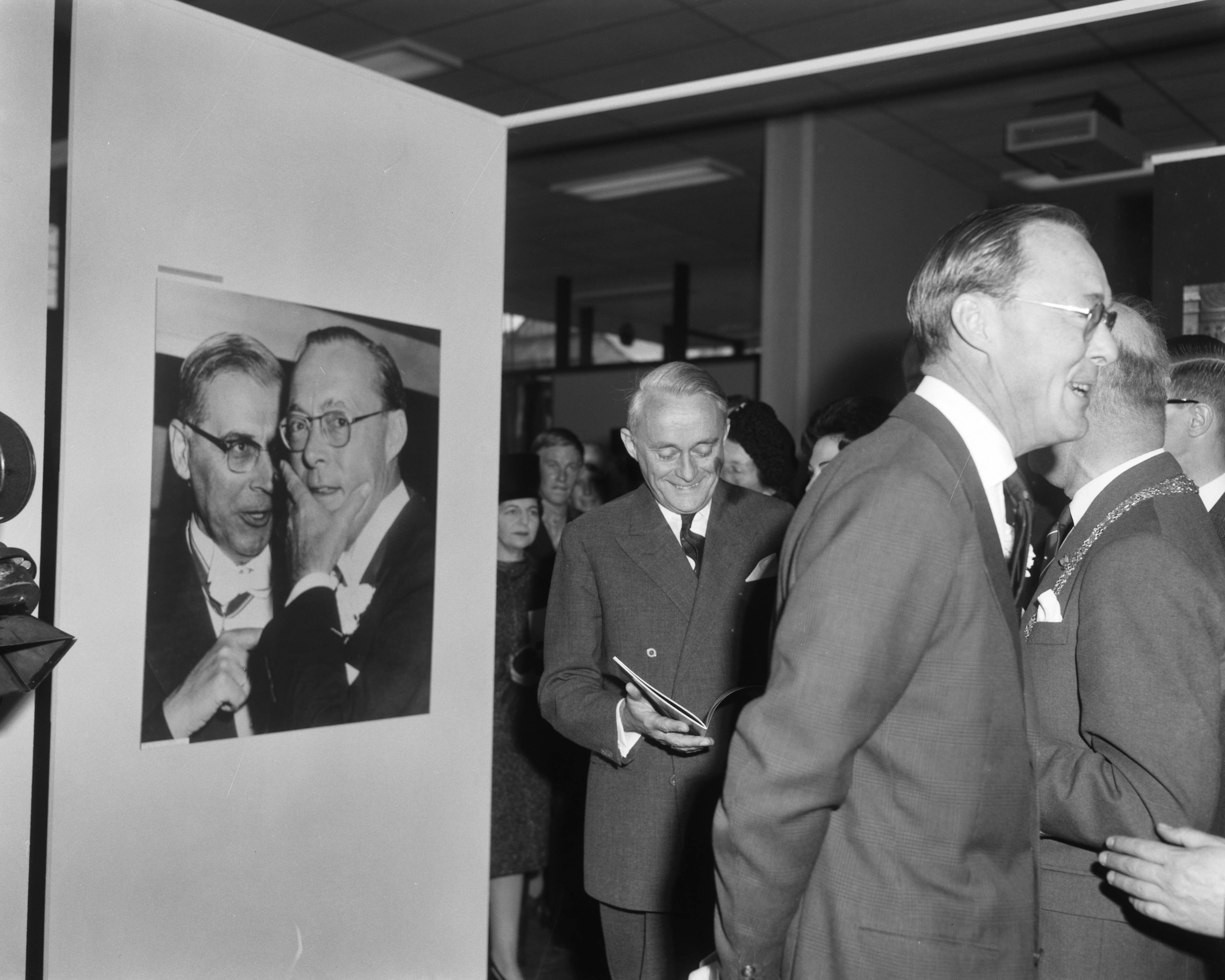 Fotocollectie Anefo — Prins Bernhard opende tentoonstelling World Press Photo 1963 in het Gemeentemuseum te Den Haag. De prins loopt weg van de winnende foto van Co Zeylemaker, waarop hij zelf staat met burgemeester Van Hall van Amsterdam. Lachend in het midden, de Commissaris der Koningin in Zuid-Holland, mr. J. Klaasesz — Foto: Bilsen, Joop van / Anefo. Licentie: Set B: Rechtenvrij / Publiek Domein. Bron: Nationaal Archief. http://hdl.handle.net/10648/aa520384-d0b4-102d-bcf8-003048976d84