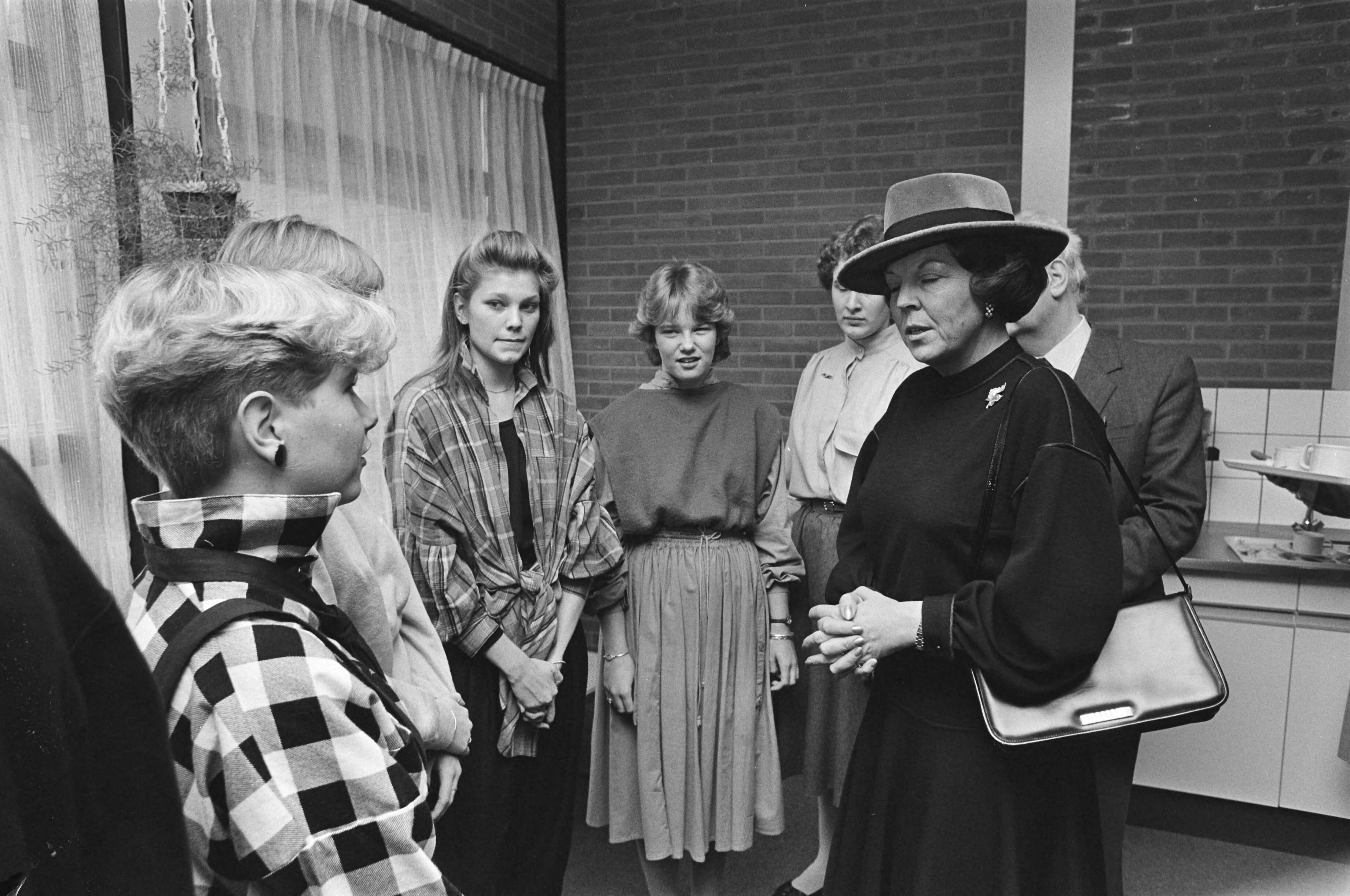 Fotocollectie Anefo — Koningin Beatrix opent het Oranje Nassau College in Zoetermeer Koningin Beatrix in de leerlingenkamer met enkele leerlingen — Foto: Bogaerts, Rob / Anefo. Licentie: Set B: Rechtenvrij / Publiek Domein. Bron: Nationaal Archief. http://hdl.handle.net/10648/ad3fb4a6-d0b4-102d-bcf8-003048976d84