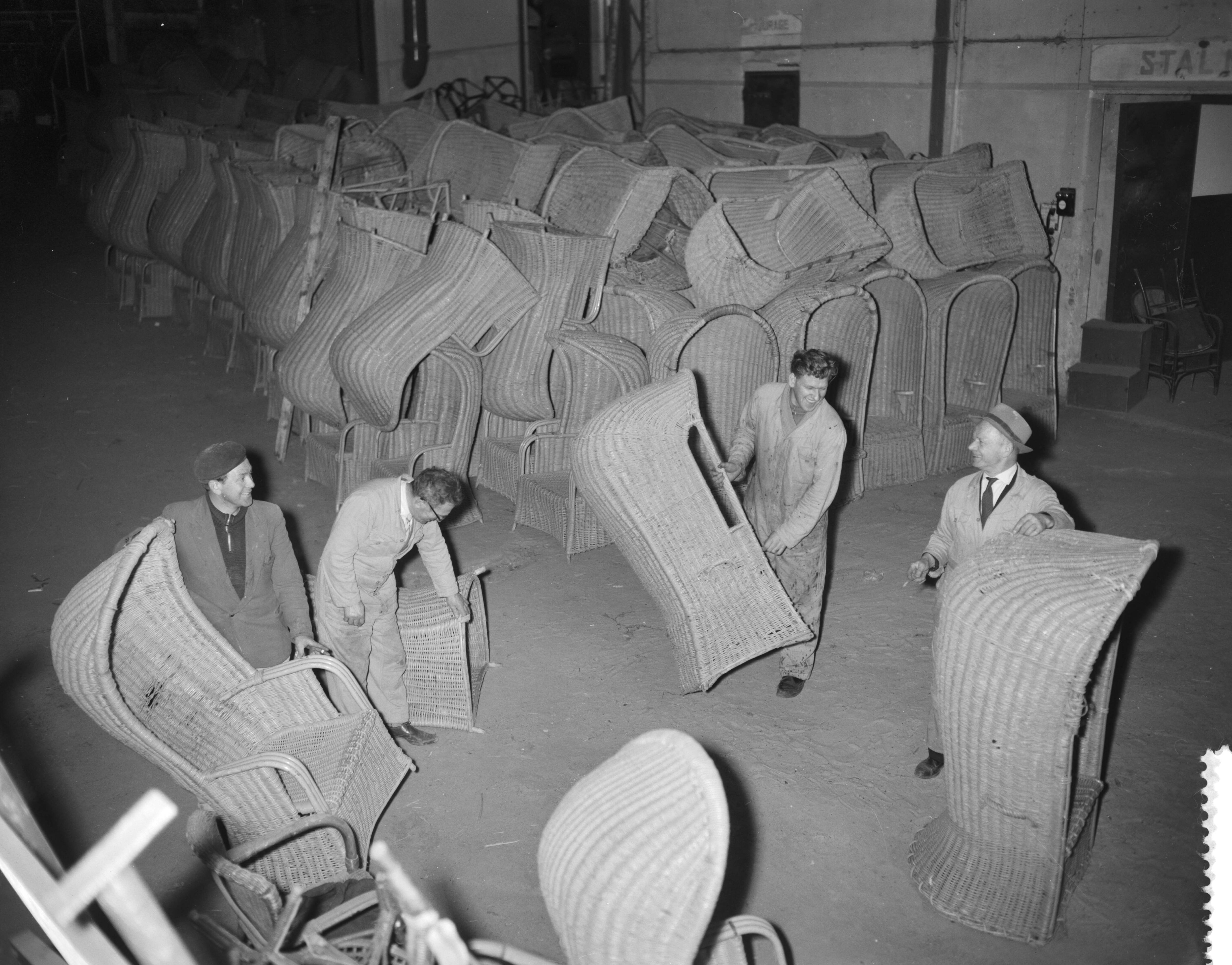 Fotocollectie Anefo — Voorbereidingen strandseizoen in Scheveningen. De strandstoelen worden uit de opslag gehaald — Foto: Bilsen, Joop van / Anefo. Licentie: Set B: Rechtenvrij / Publiek Domein. Bron: Nationaal Archief. http://hdl.handle.net/10648/a9cb37aa-d0b4-102d-bcf8-003048976d84