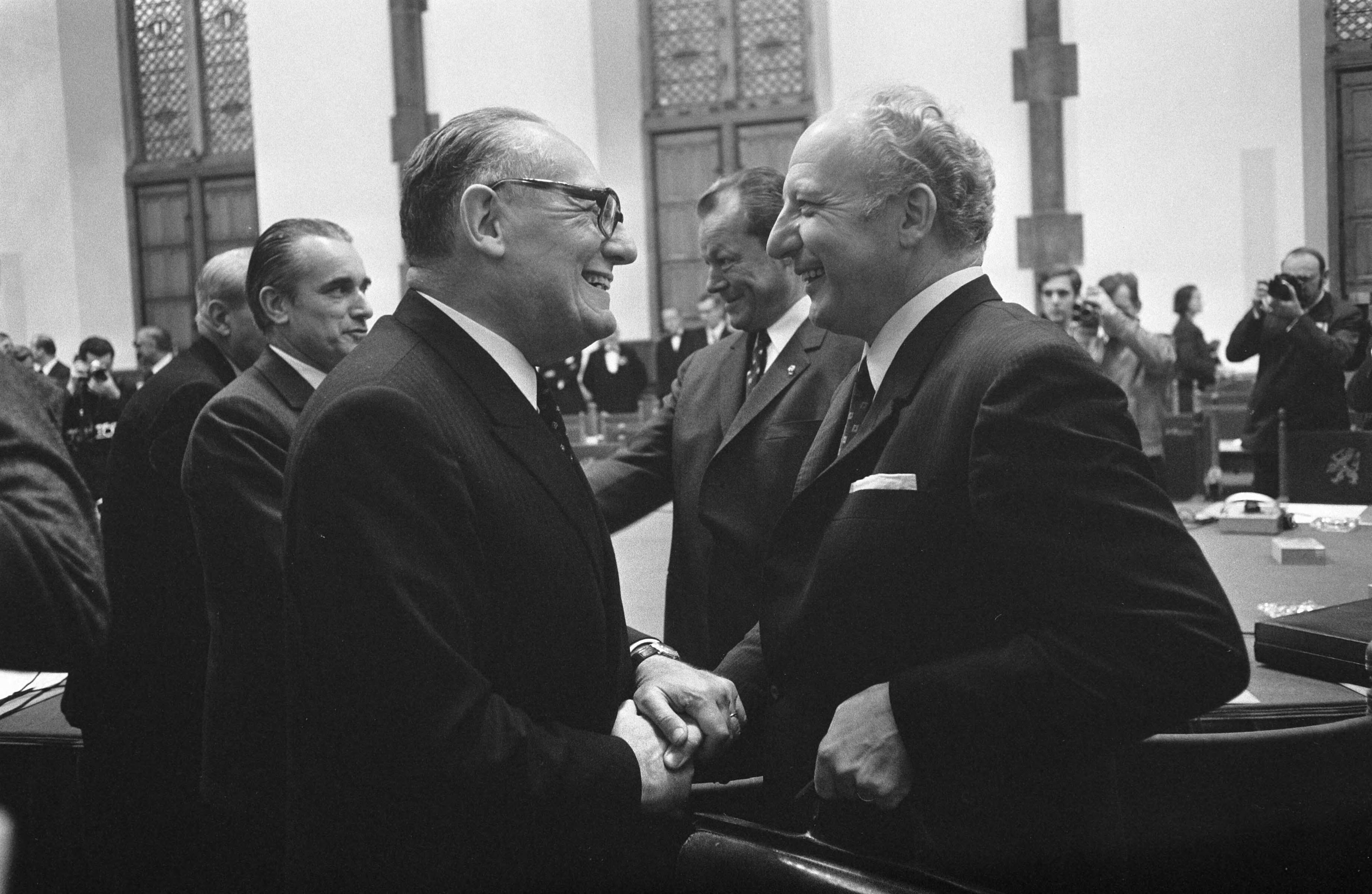 Fotocollectie Anefo — EEG-Topconferentie in Den Haag . Opening. Nummer 3a Links Schumann, rechts Scheel — Foto: Koch, Eric / Anefo. Licentie: Set B: Rechtenvrij / Publiek Domein. Bron: Nationaal Archief. http://hdl.handle.net/10648/ab8420de-d0b4-102d-bcf8-003048976d84