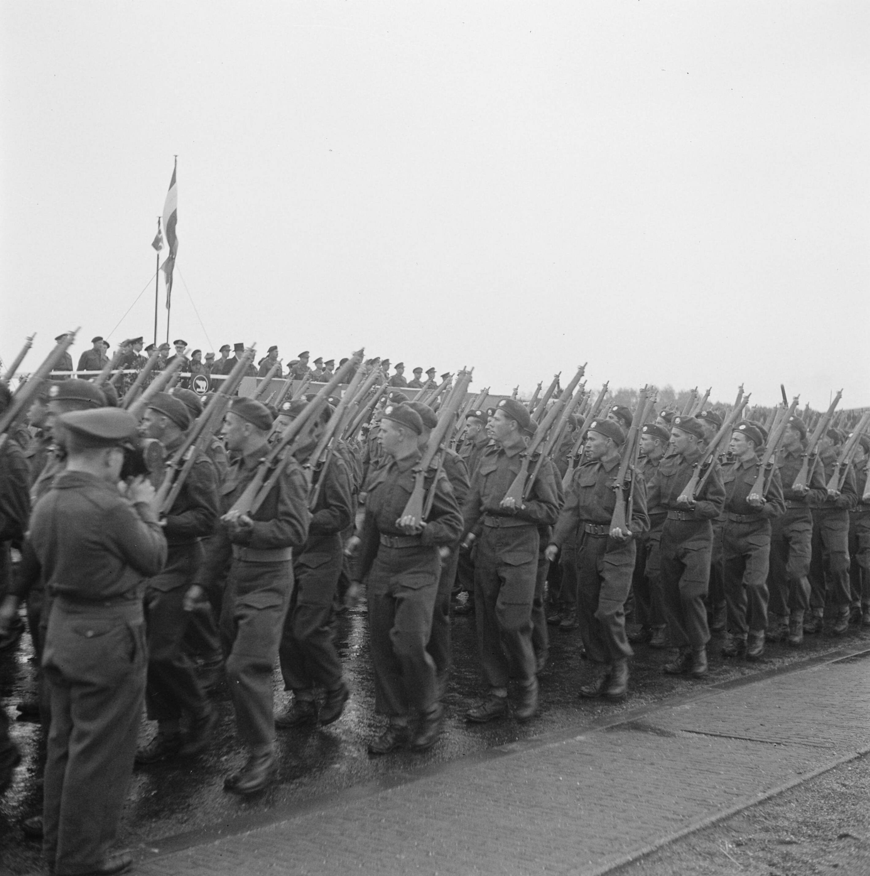 Fotocollectie Anefo — Canadese overwinningsparade in Den Haag. Een eenheid passeert het podium op het Savornin Lohmanplein — Foto: Fotograaf Onbekend / Anefo. Licentie: Set B: Rechtenvrij / Publiek Domein. Bron: Nationaal Archief. http://hdl.handle.net/10648/ac0a5cee-d0b4-102d-bcf8-003048976d84