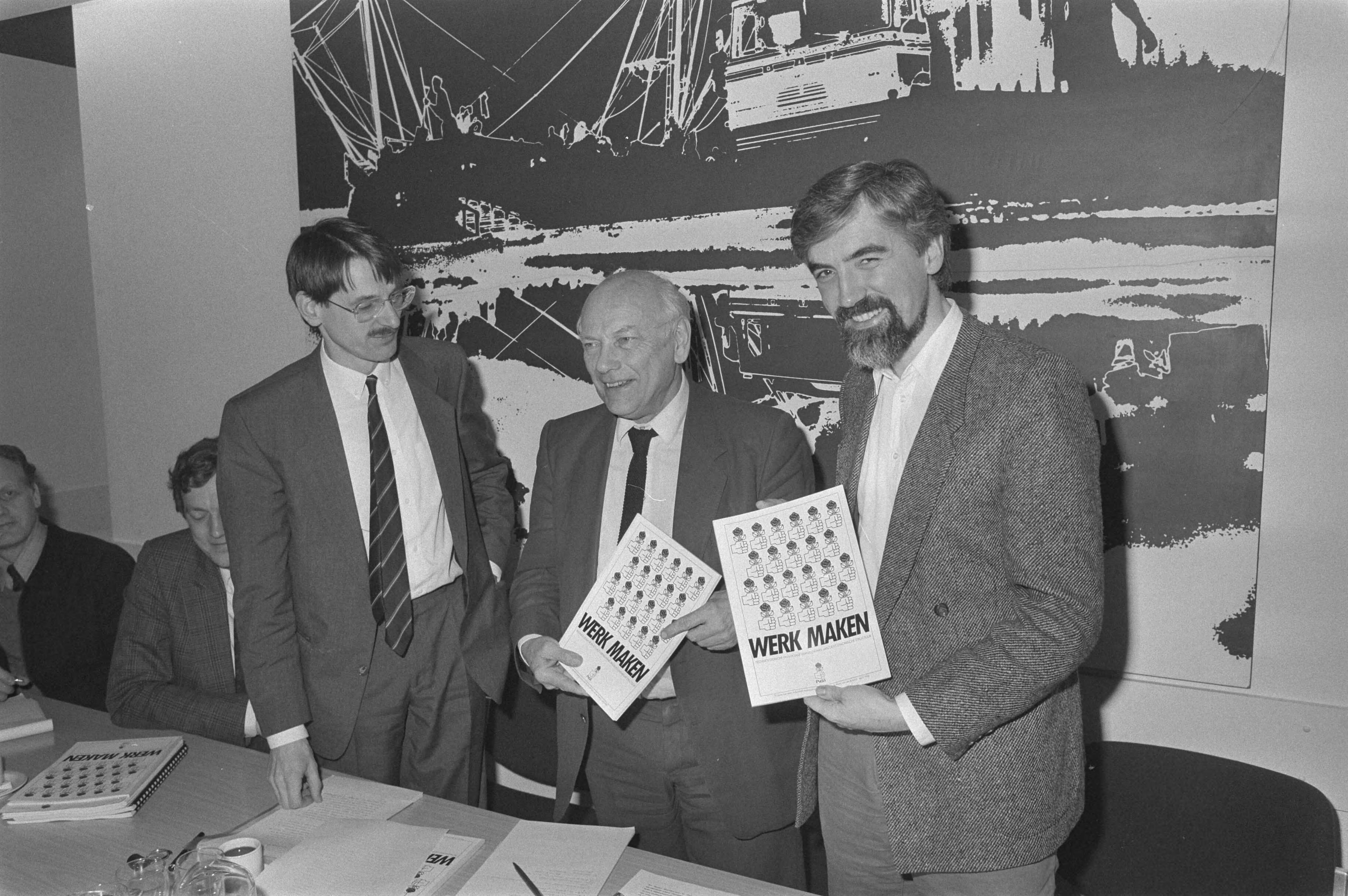 In Nieuwspoort bood professor J. Ritzen het rapport "Werk maken" aan aan J. den Uyl en Max van den Berg — J. Ritzen (l.), J. den Uyl (m.) en Max van den Berg (r.) — Foto: Gerrits, Roland / Anefo. Licentie: Set B: Rechtenvrij / Publiek Domein. Bron: Nationaal Archief. http://hdl.handle.net/10648/ad51b886-d0b4-102d-bcf8-003048976d84