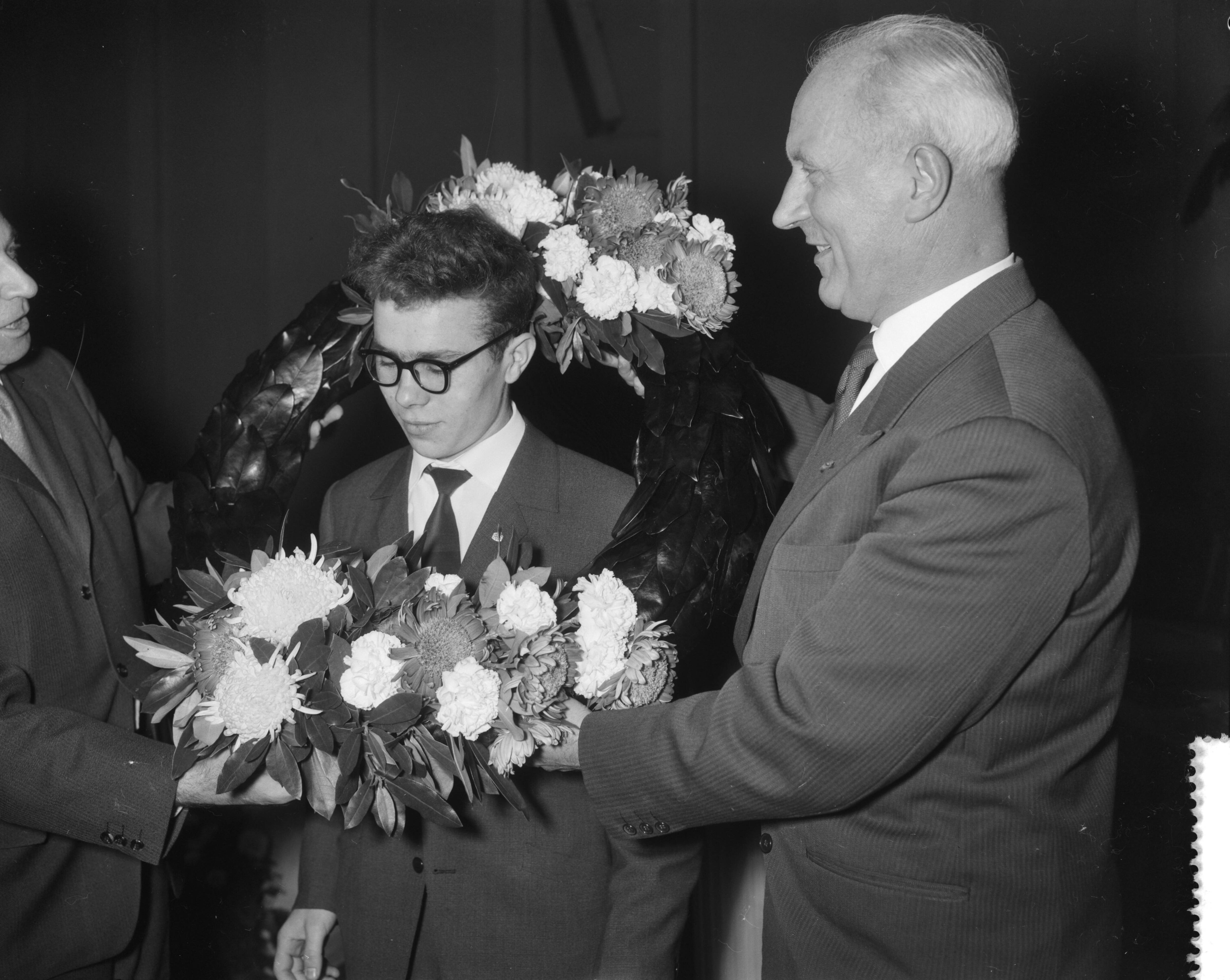 Fotocollectie Anefo — Laatste ronde wereldkampioenschap dammen in het Concertgebouw te Haarlem. Winnaar Tsjegolev met krans — Foto: Bilsen, Joop van / Anefo. Licentie: Set B: Rechtenvrij / Publiek Domein. Bron: Nationaal Archief. http://hdl.handle.net/10648/a9bf40b2-d0b4-102d-bcf8-003048976d84
