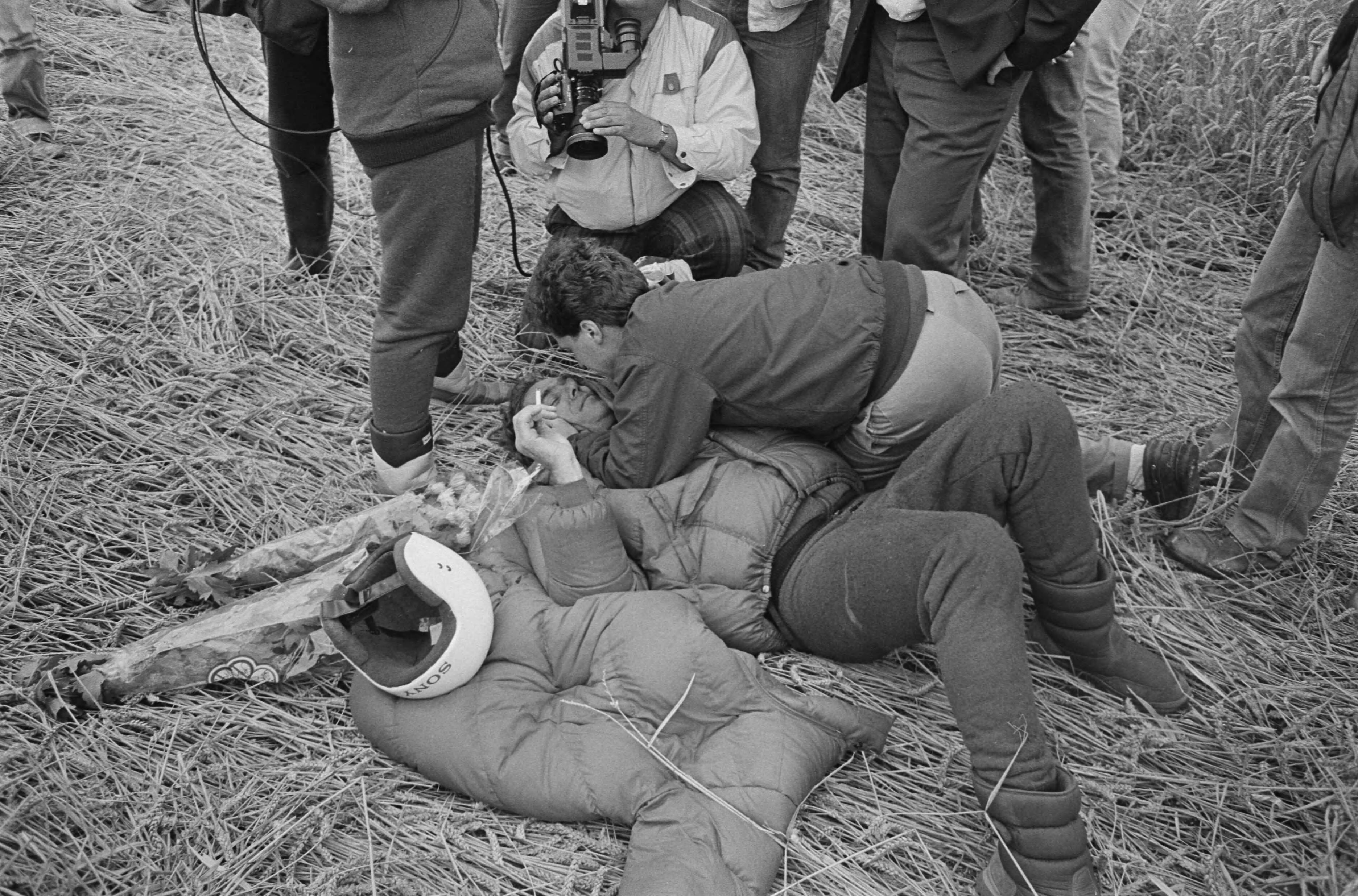 Fotocollectie Anefo — Landing ballon "Dutch Viking" na succesvolle vlucht over Atlantische Oceaan in polder bij Almere; gewonde captain Henk Brink wordt getroost door echtgenote Evelien — Foto: Croes, Rob C. / Anefo. Licentie: Set B: Rechtenvrij / Publiek Domein. Bron: Nationaal Archief. http://hdl.handle.net/10648/ad56cc22-d0b4-102d-bcf8-003048976d84