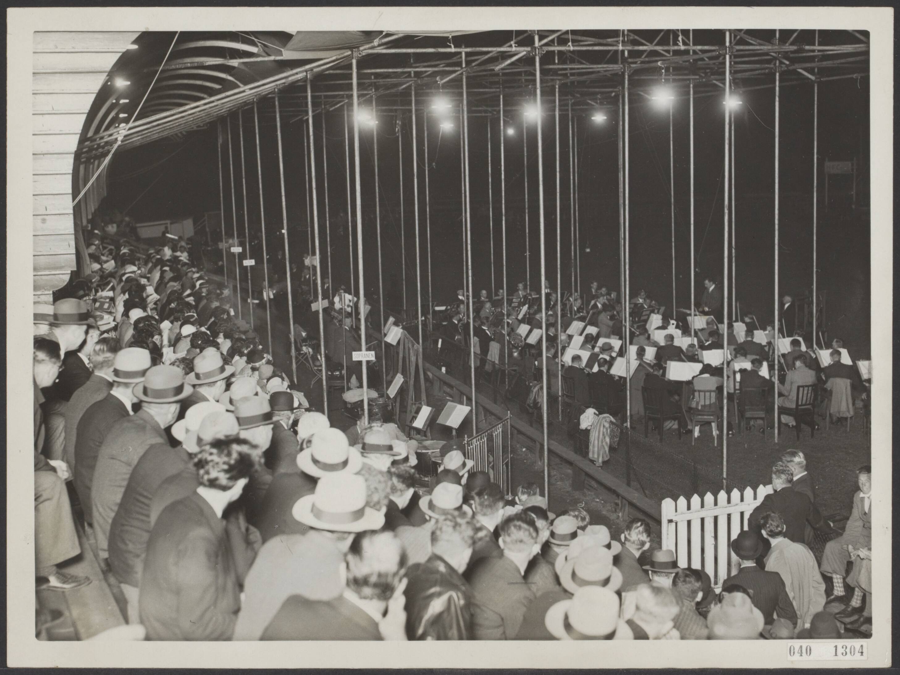 Fotocollectie Elsevier Binnenland — Hedenavond vond op het H.F.C. terrein de generale repetitie plaats van het "Haarlemsch Stadion Concert". Overzicht van koor en orkest — Foto: N.V. Polygoon. Licentie: Set B: Rechtenvrij / Publiek Domein. Bron: Nationaal Archief. http://hdl.handle.net/10648/adf588bc-d0b4-102d-bcf8-003048976d84