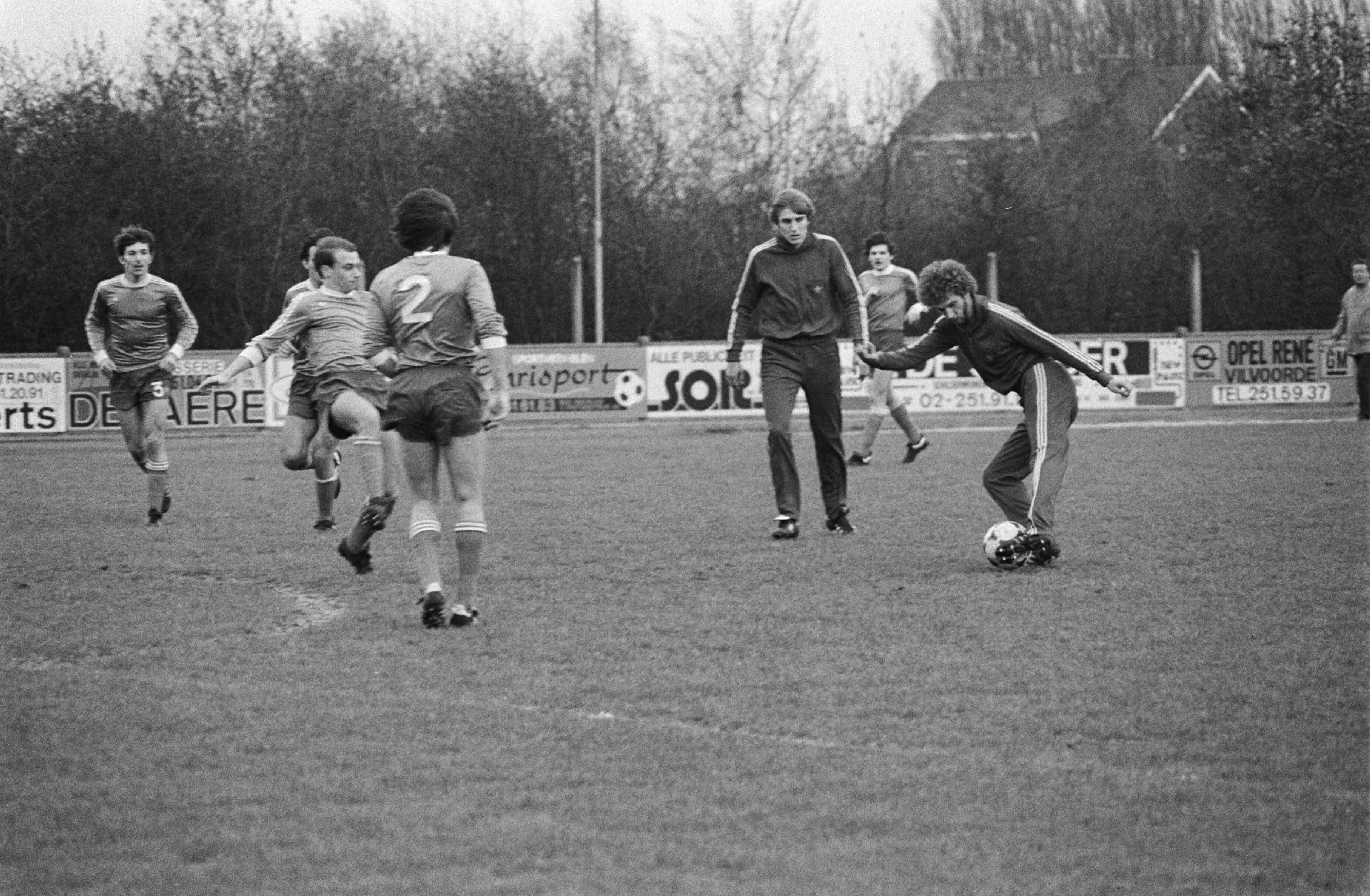 Fotocollectie Anefo — Training Belgisch nationale voetbalelftal in Mechelen voor de wedstrijd woensdag tegen Nederland (voorronde WK) nummer 11a Coeck aan bal — Foto: Dijk, Hans van / Anefo. Licentie: Set B: Rechtenvrij / Publiek Domein. Bron: Nationaal Archief. http://hdl.handle.net/10648/ad7a40a8-d0b4-102d-bcf8-003048976d84