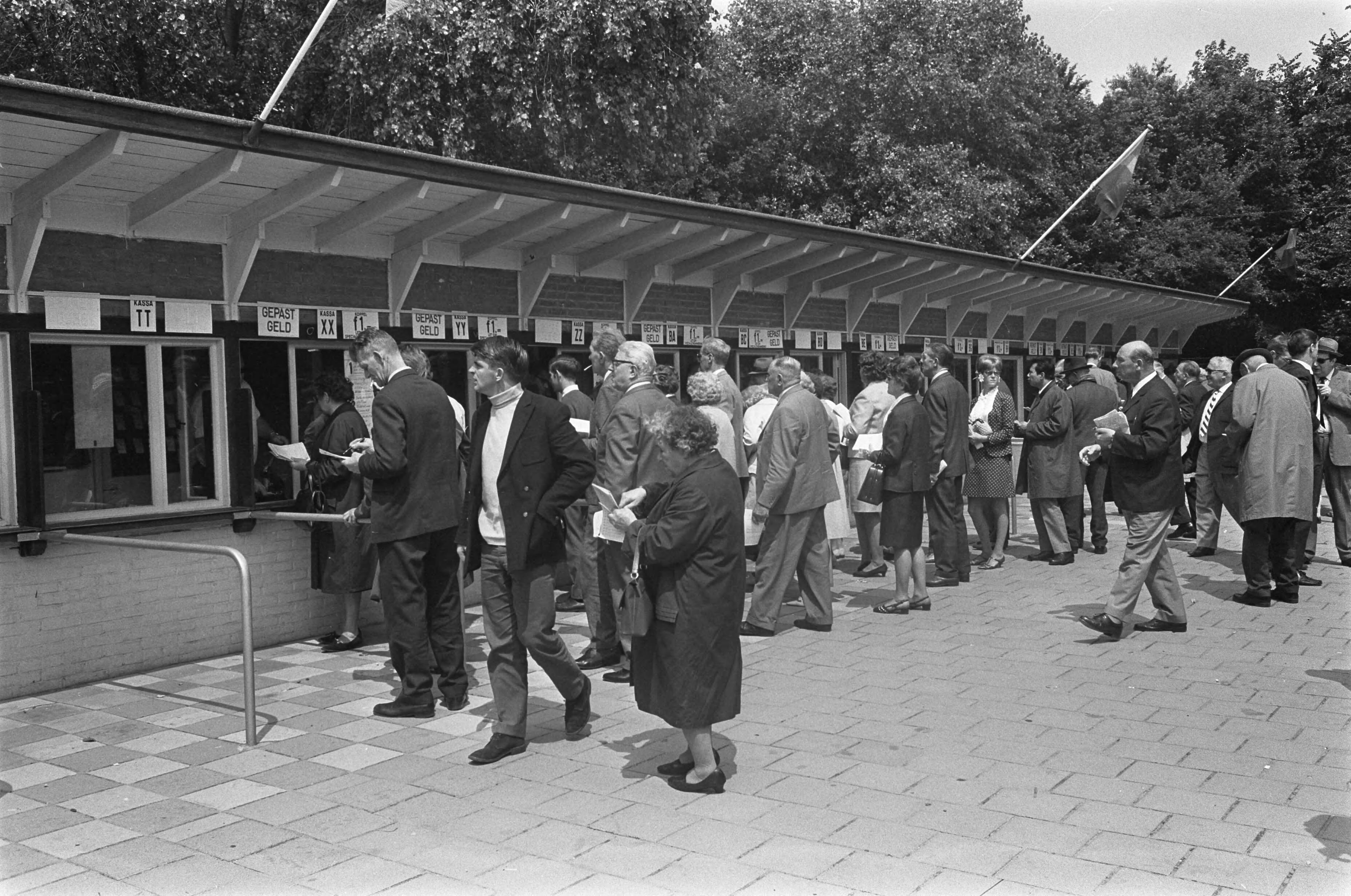 Fotocollectie Anefo — Opdracht Elsevier. Totalisator op Duindigt — Foto: Koch, Eric / Anefo. Licentie: Set B: Rechtenvrij / Publiek Domein. Bron: Nationaal Archief. http://hdl.handle.net/10648/ab465f74-d0b4-102d-bcf8-003048976d84