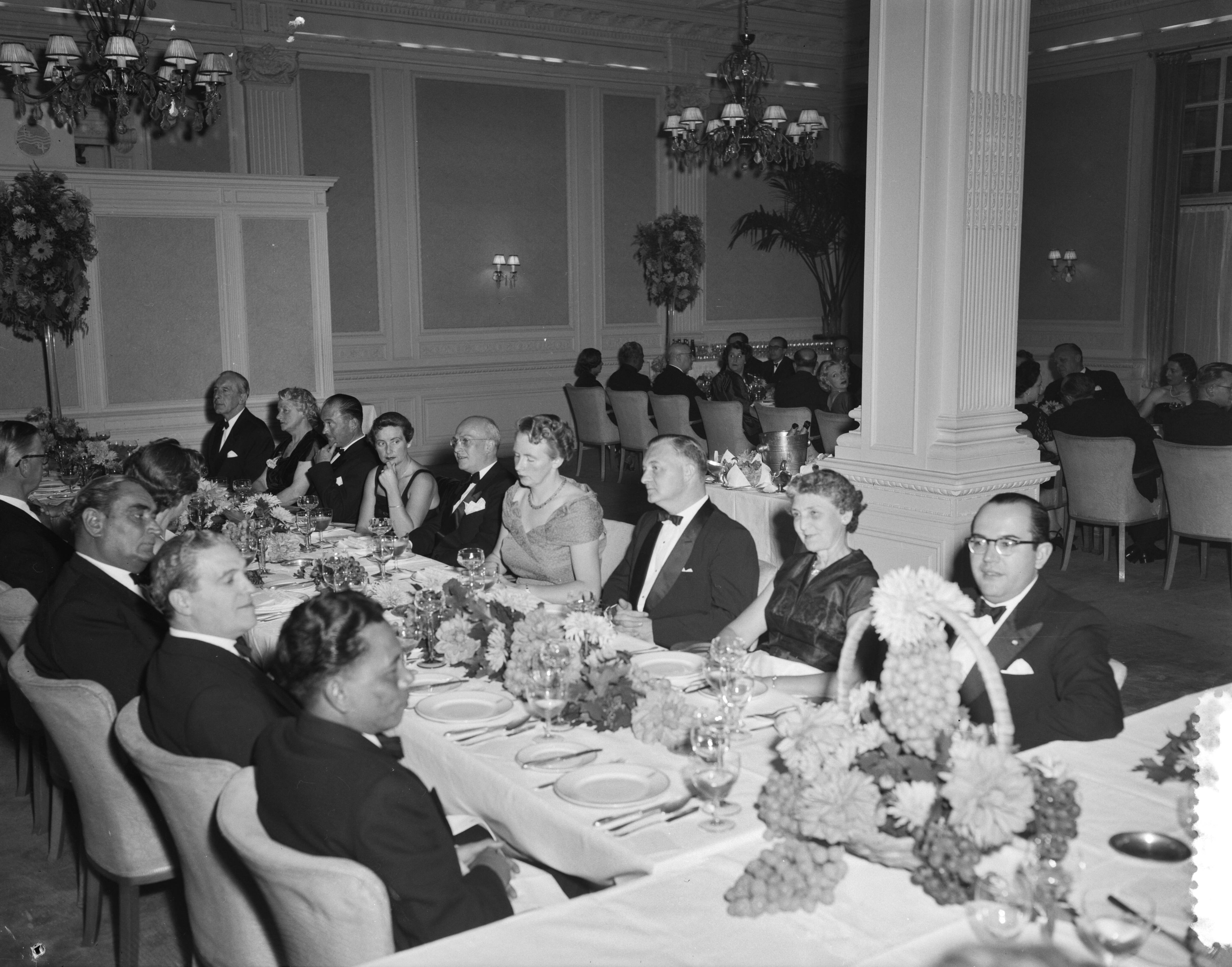Fotocollectie Anefo — Assuradeuren Congres Den Haag , diner — Foto: Meijer, T.A. / Anefo. Licentie: Set B: Rechtenvrij / Publiek Domein. Bron: Nationaal Archief. http://hdl.handle.net/10648/a9293b6c-d0b4-102d-bcf8-003048976d84