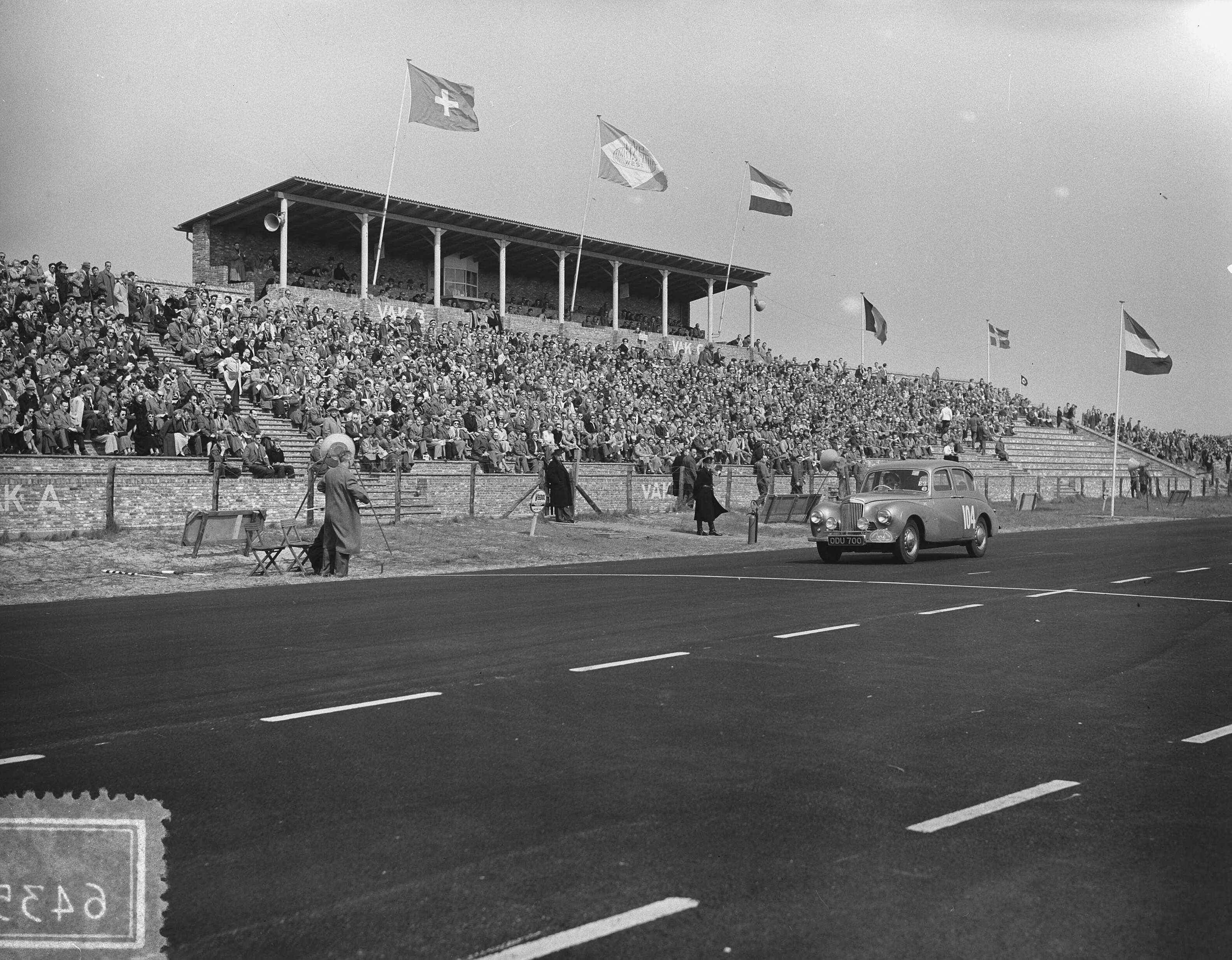 Tulpenrallye 1954 — Tulpenrallye. Snelheidsproef op het circuit van Zandvoort. Britse damesequipe S. van Damm en A. Hall met startnummer 104 in een Sunbeaum Talbot 90 — Foto: Rossem, Wim van / Anefo. Licentie: Set B: Rechtenvrij / Publiek Domein. Bron: Nationaal Archief. http://hdl.handle.net/10648/a9211284-d0b4-102d-bcf8-003048976d84