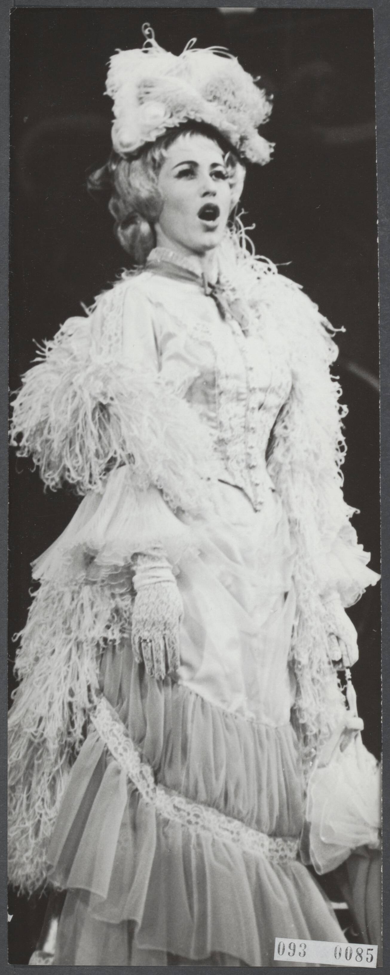 Opera — Antonia Gally van de Hoofdstad Operette tijdens een repetitie van "Ein Walzertraum" in Hilversum — Foto: Evers, Joost / Anefo. Licentie: Set B: Rechtenvrij / Publiek Domein. Bron: Nationaal Archief. http://hdl.handle.net/10648/1ef857b6-06da-f59b-55f4-08122e1bdde3