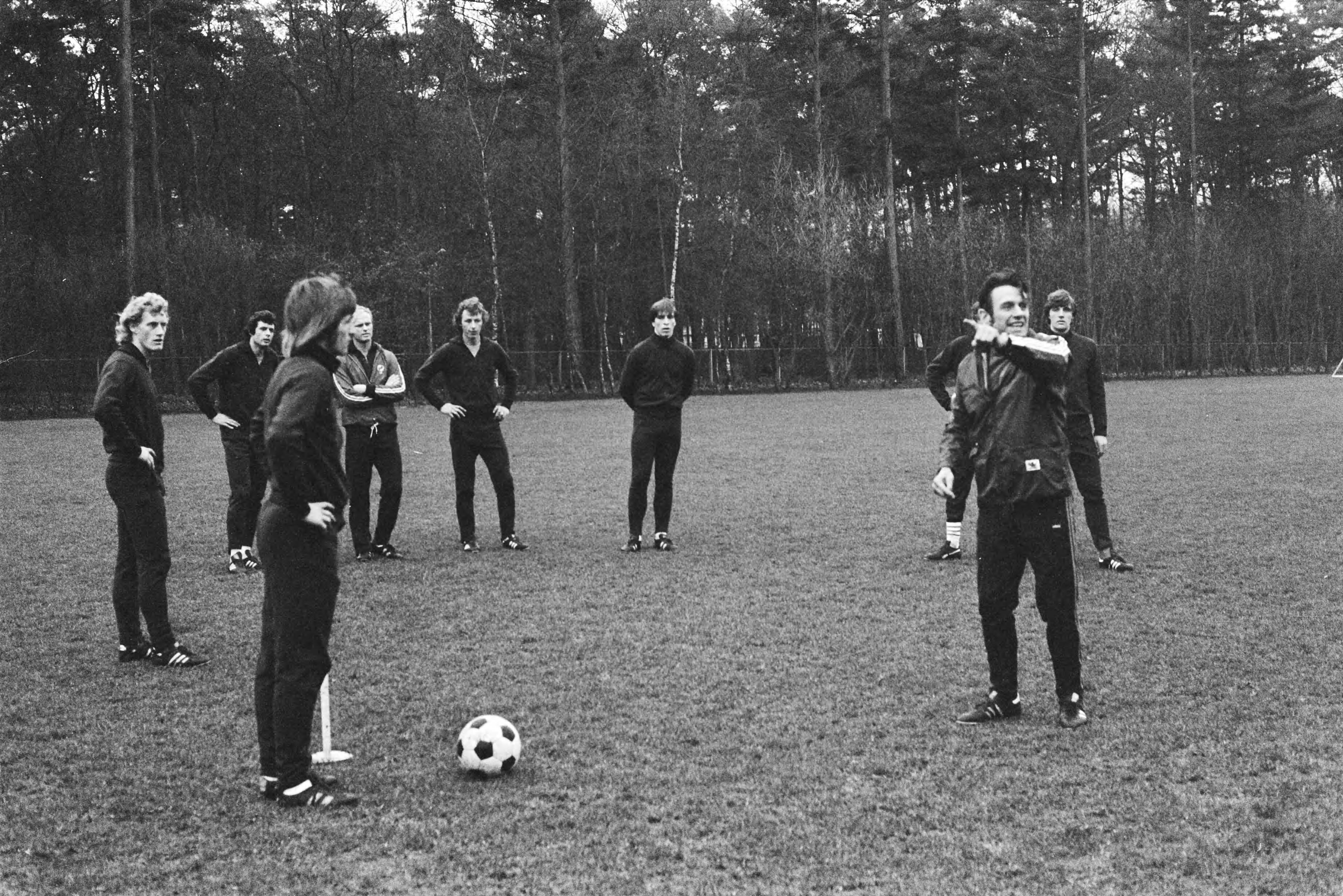Fotocollectie Anefo — Nederlands elftal in Zeist bijeen i.v.m. wedstrijd in Londen; momenten tijdens training — Foto: Peters, Hans / Anefo. Licentie: Set B: Rechtenvrij / Publiek Domein. Bron: Nationaal Archief. http://hdl.handle.net/10648/ac953bde-d0b4-102d-bcf8-003048976d84