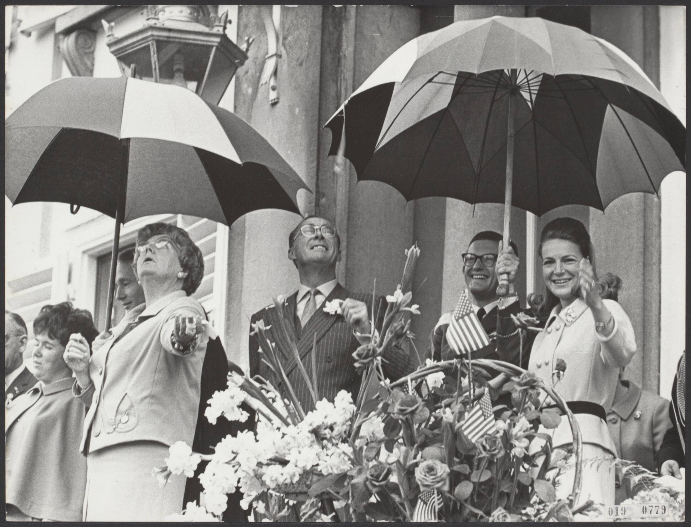 Fotocollectie Elsevier Binnenland — Soestdijk|koninklijk huis |prinsessen |koninginnen |prinsen |koninginnedag|Beatrix, prinses |Bernhard, prins |Juliana, koningin |Margriet, prinses|Utrecht — Foto: Fotograaf Onbekend / Anefo. Licentie: Set B: Rechtenvrij / Publiek Domein. Bron: Nationaal Archief. http://hdl.handle.net/10648/adc7a334-d0b4-102d-bcf8-003048976d84