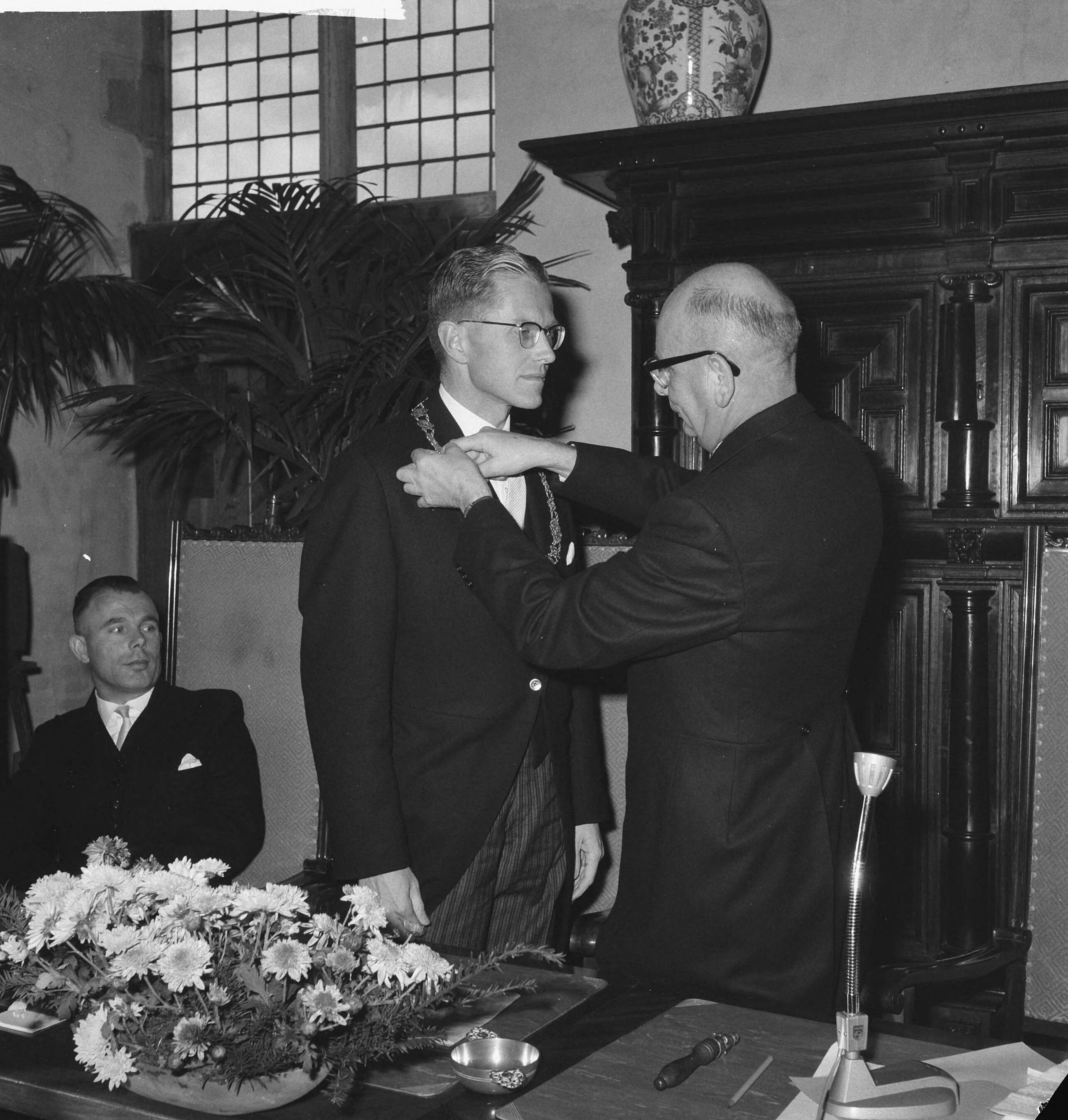Fotocollectie Anefo — Installatie nieuwe burgemeester van Middelburg. Mr. J. Drijber en loco-burgemeester A.J. Berenpas — Foto: Koch, Eric / Anefo. Licentie: Set B: Rechtenvrij / Publiek Domein. Bron: Nationaal Archief. http://hdl.handle.net/10648/a9ea8f92-d0b4-102d-bcf8-003048976d84