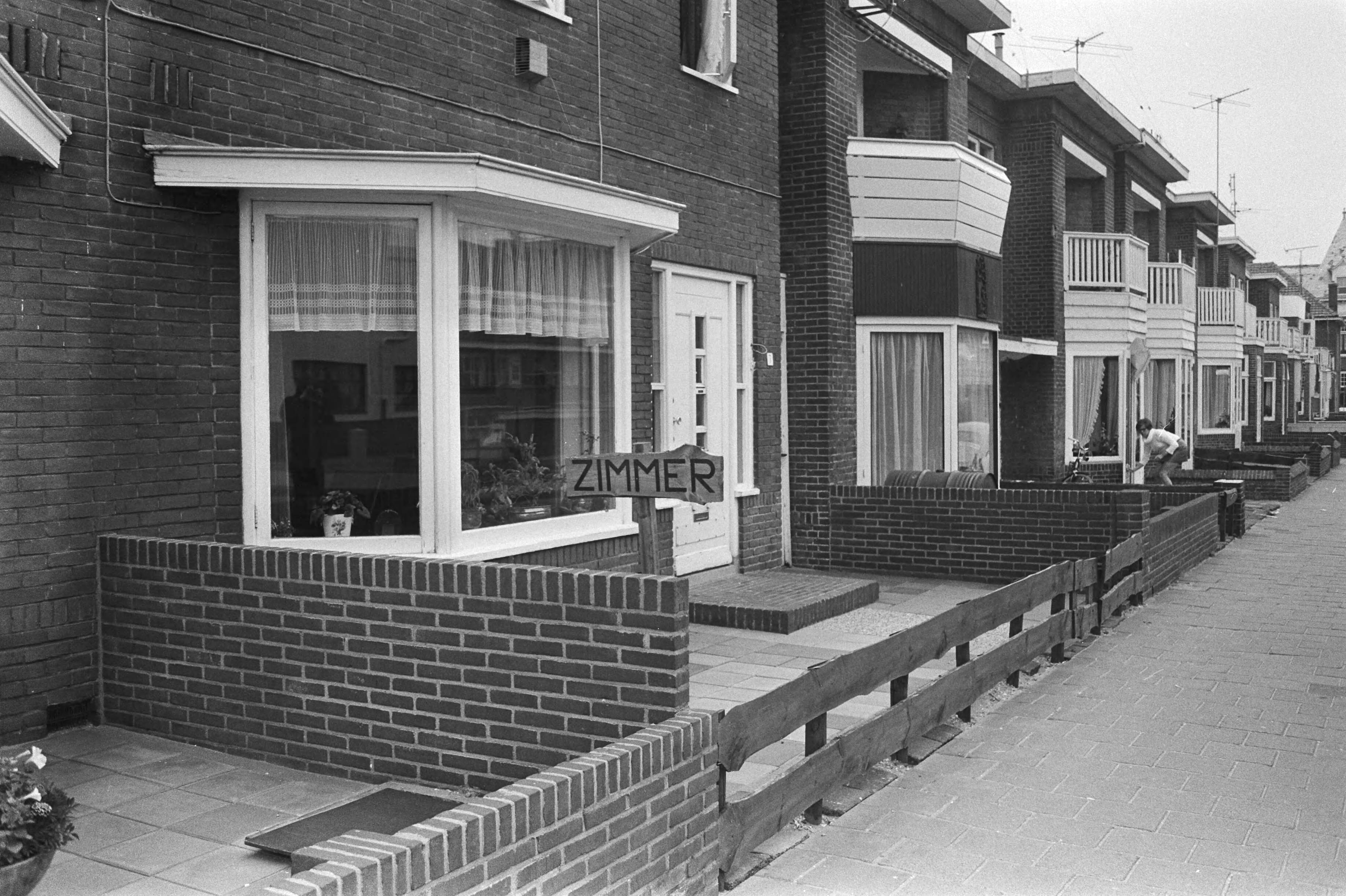 Toeristenseizoen in Zandvoort begint bijna — Bord met kamers (Zimmer) aangeboden — Foto: Fotograaf Onbekend / Anefo. Licentie: Set B: Rechtenvrij / Publiek Domein. Bron: Nationaal Archief. http://hdl.handle.net/10648/abc23ff4-d0b4-102d-bcf8-003048976d84