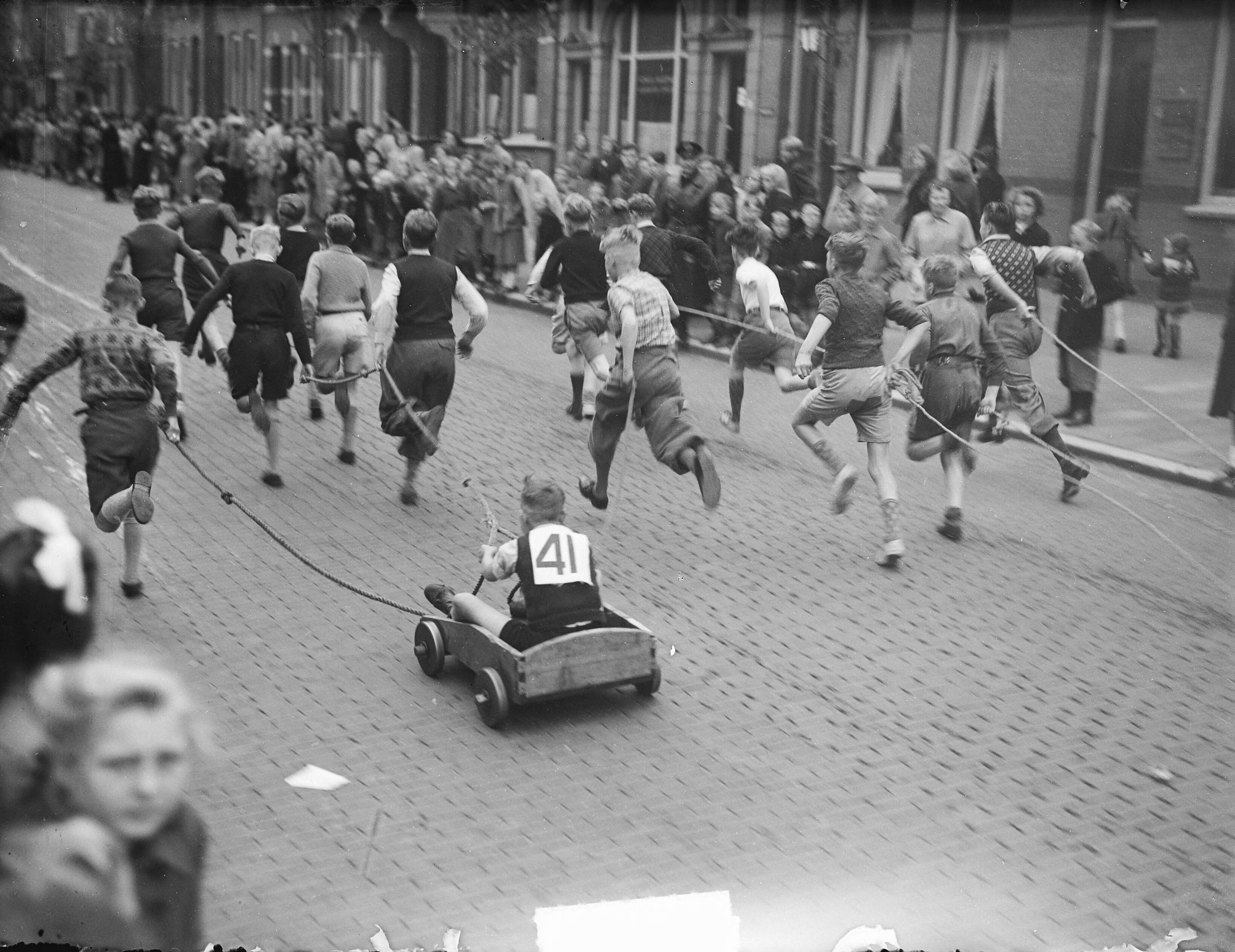 Luilak in Zaandam — Foto: Nijs, Jac. de / Anefo. — Licentie: Set B: Rechtenvrij / Publiek Domein. Bron: Nationaal Archief. http://hdl.handle.net/10648/a8d9183a-d0b4-102d-bcf8-003048976d84