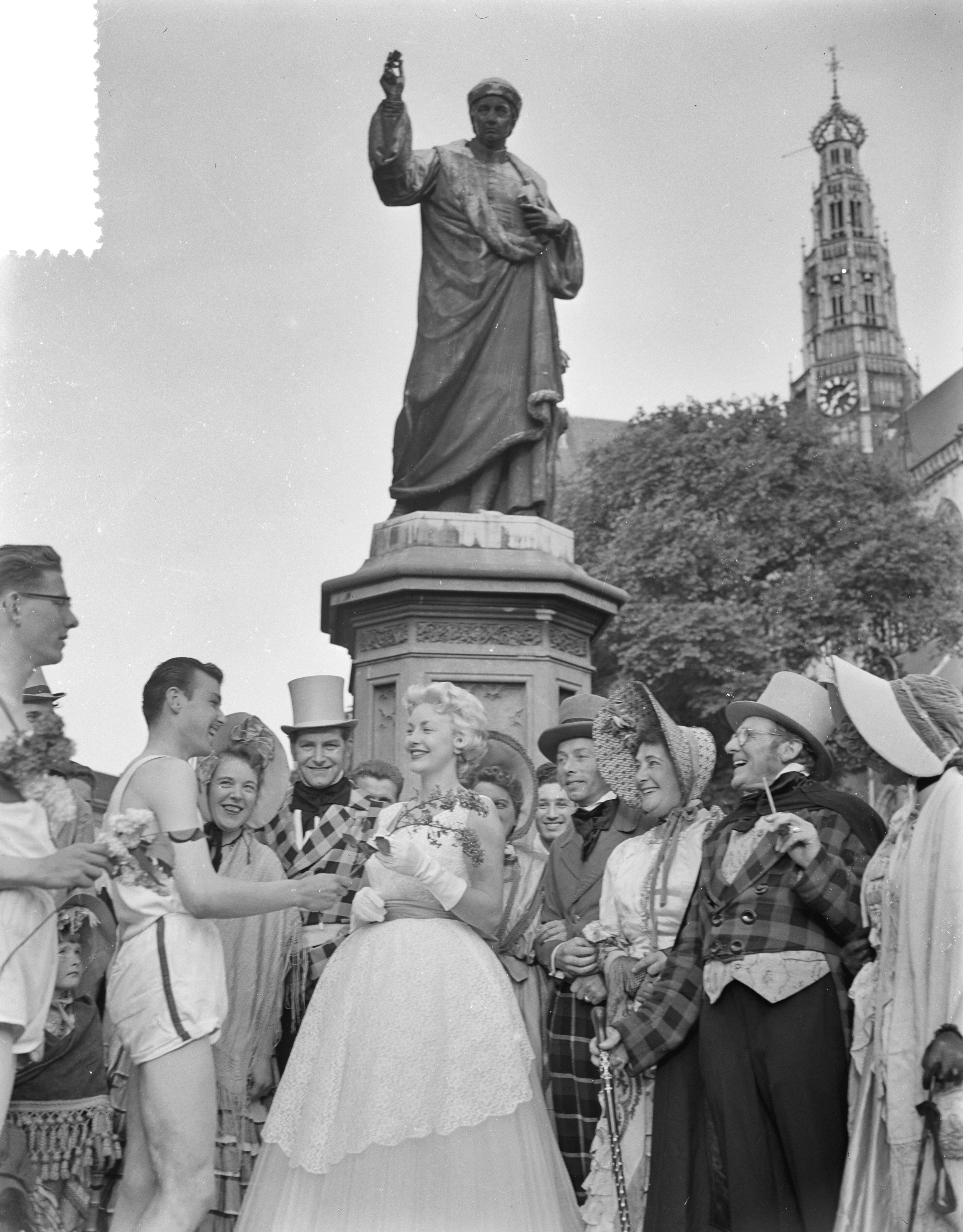 Fotocollectie Anefo — Feest seringenkoningin Haarlem. Zij ontving de eerste hulde van estafettelopers op de Grote Markt te Haarlem bij het standbeeld van Laurens Jansz. Coster — Foto: Pot, Harry / Anefo. Licentie: Set B: Rechtenvrij / Publiek Domein. Bron: Nationaal Archief. http://hdl.handle.net/10648/a9497f8a-d0b4-102d-bcf8-003048976d84