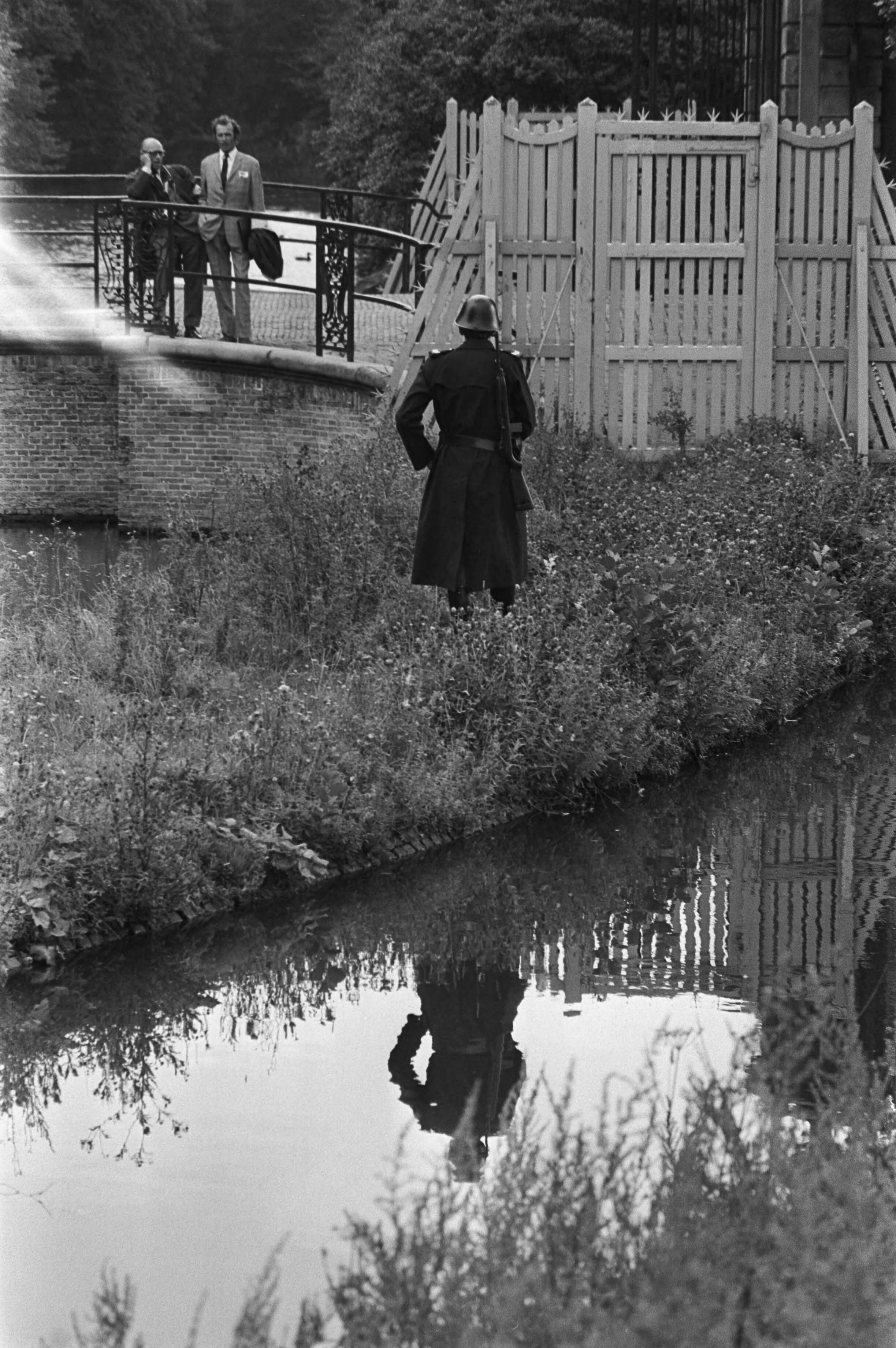 Fotocollectie Anefo — Zware bewaking bij Huis ten Bosch , Den Haag — Foto: Mieremet, Rob / Anefo. Licentie: Set B: Rechtenvrij / Publiek Domein. Bron: Nationaal Archief. http://hdl.handle.net/10648/aba1faaa-d0b4-102d-bcf8-003048976d84