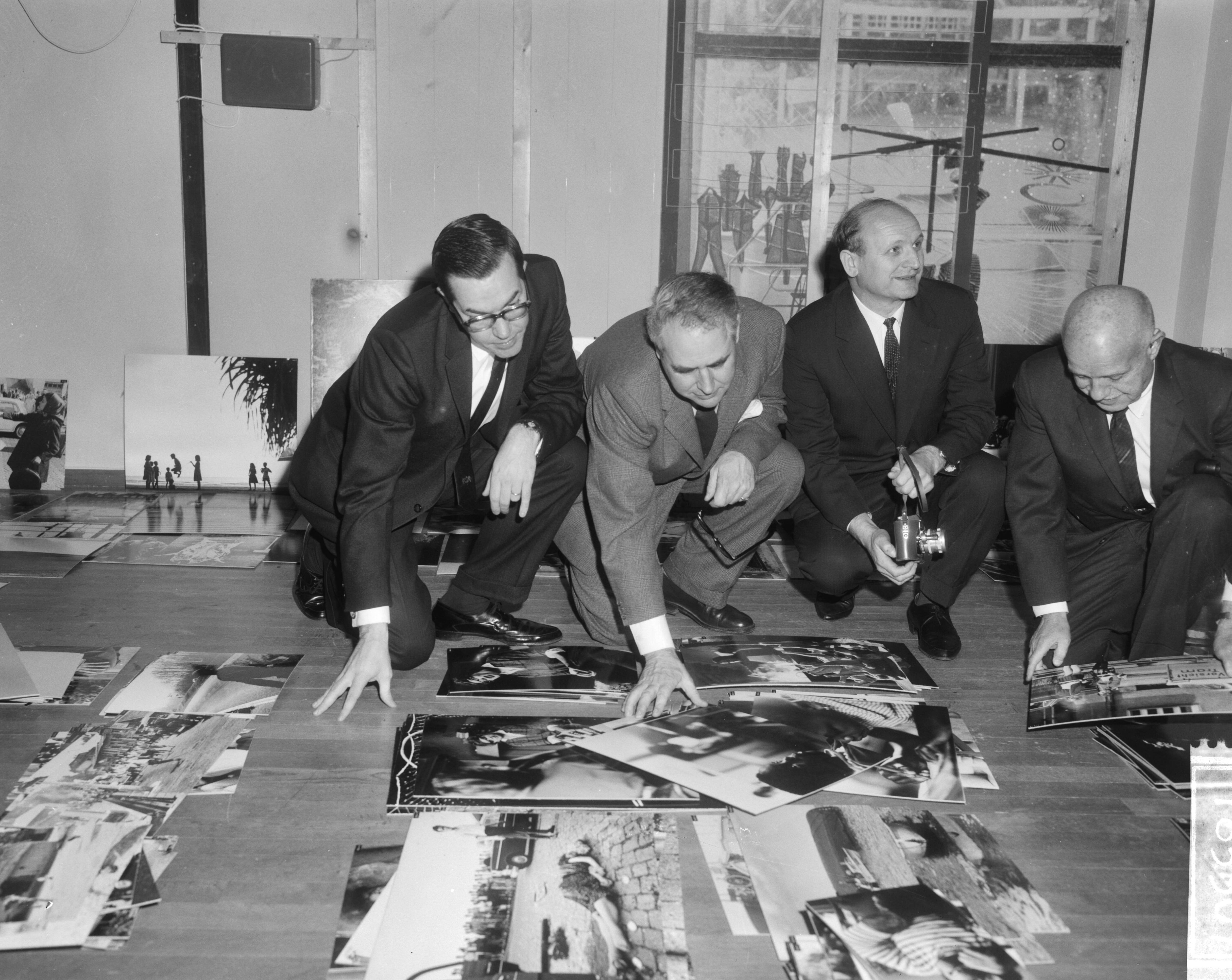Fotocollectie Anefo — Fotografiewedstrijd World Press Photo in het Gemeentemuseum te Den Haag; de juryleden aan het werk — Foto: Bilsen, Joop van / Anefo. Licentie: Set B: Rechtenvrij / Publiek Domein. Bron: Nationaal Archief. http://hdl.handle.net/10648/aad10008-d0b4-102d-bcf8-003048976d84