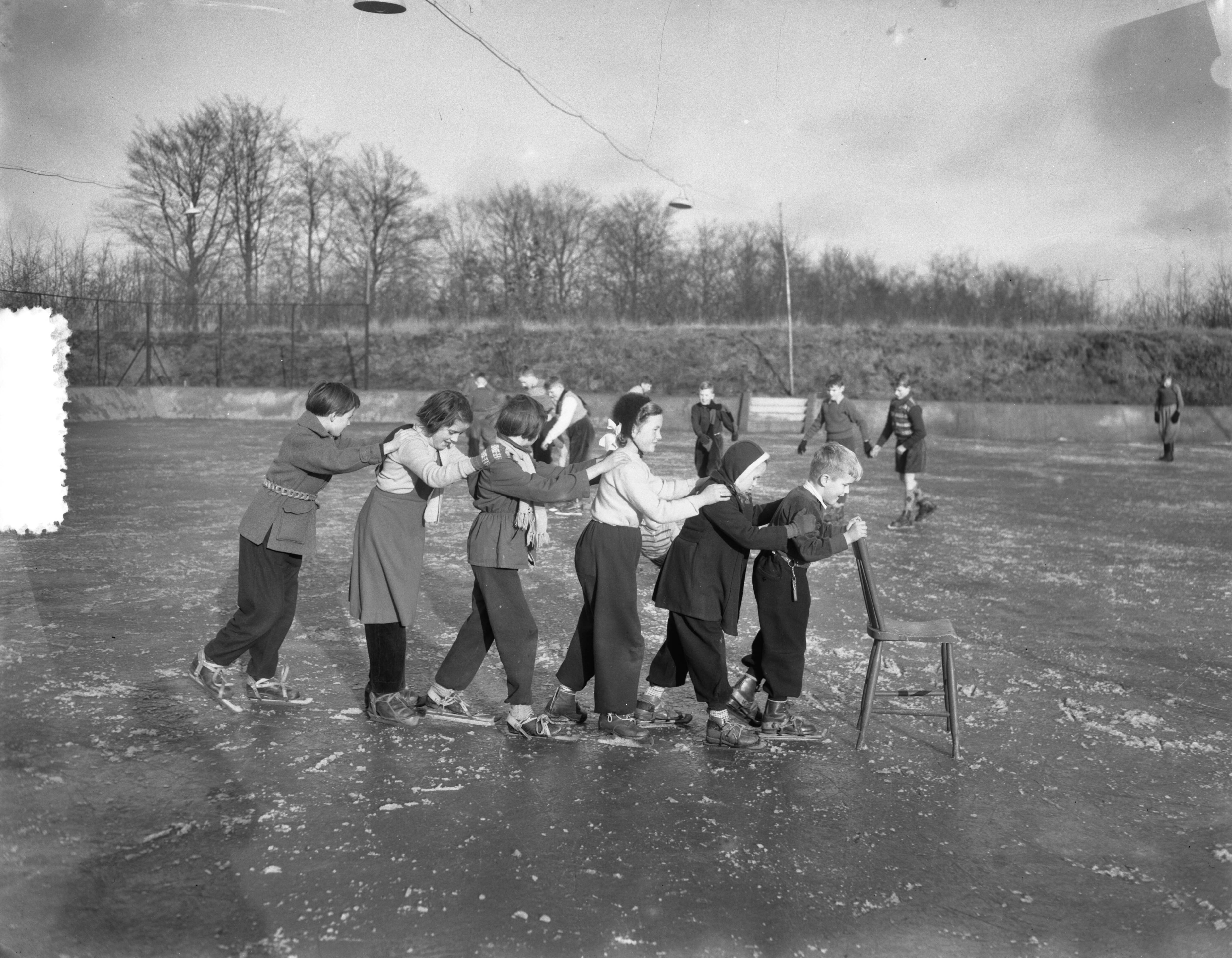 Fotocollectie Anefo — De tennisbaan Schot in Zeist is de eerste ijsbaan die geopend werd — Foto: Duinen, G.W. van / Anefo. Licentie: Set B: Rechtenvrij / Publiek Domein. Bron: Nationaal Archief. http://hdl.handle.net/10648/a91a6f10-d0b4-102d-bcf8-003048976d84