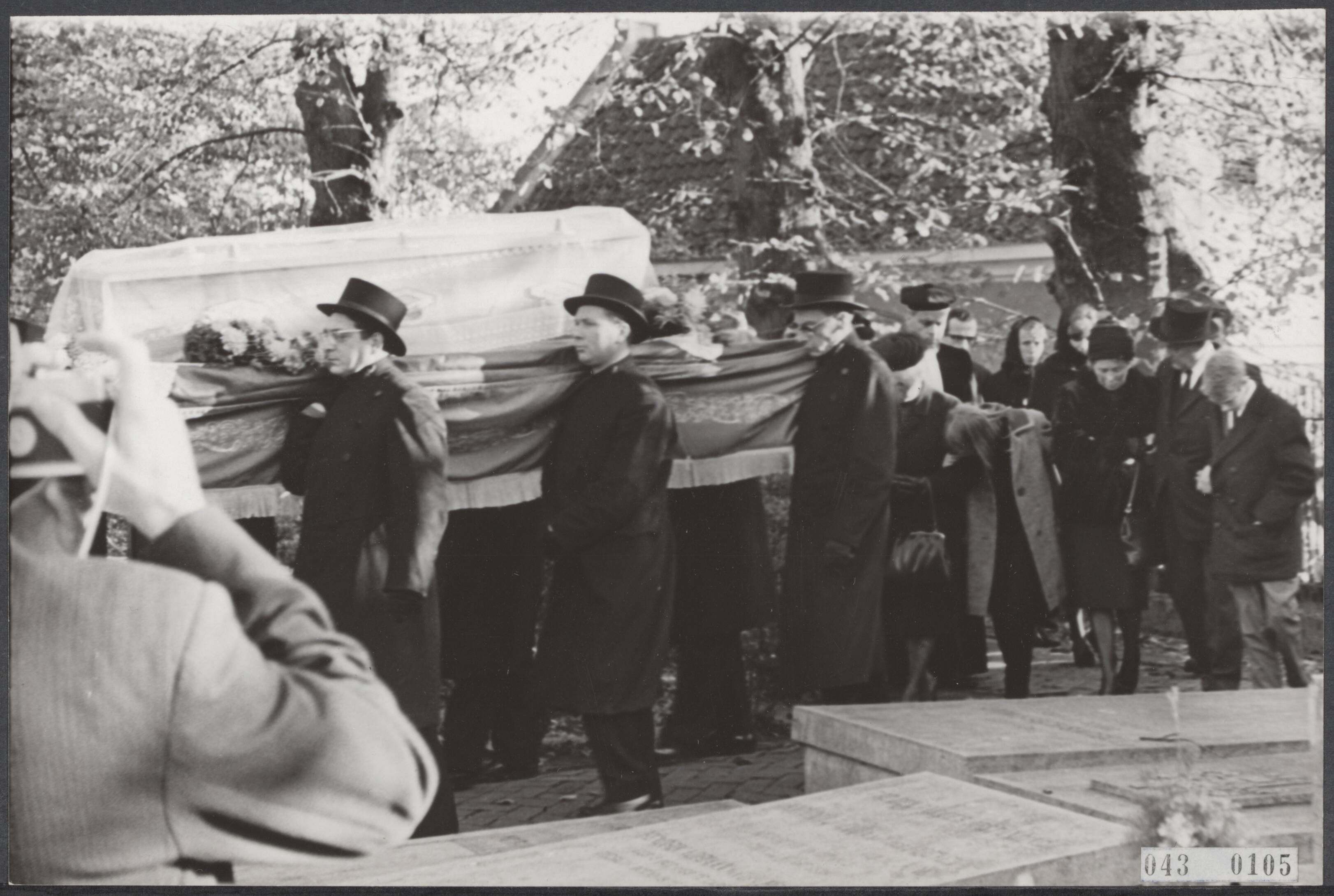Fotocollectie Elsevier Binnenland — Te Wassenaar werd Kees van Straten begraven. De jongen werd gedood door een waarschuwingsschot van hoofdagent J. Chr.. De begrafenisstoet door familie op het kerkhof aan het plein te Wassenaar — Foto: Kroon, Ron / Anefo. Licentie: Set B: Rechtenvrij / Publiek Domein. Bron: Nationaal Archief. http://hdl.handle.net/10648/adf85286-d0b4-102d-bcf8-003048976d84