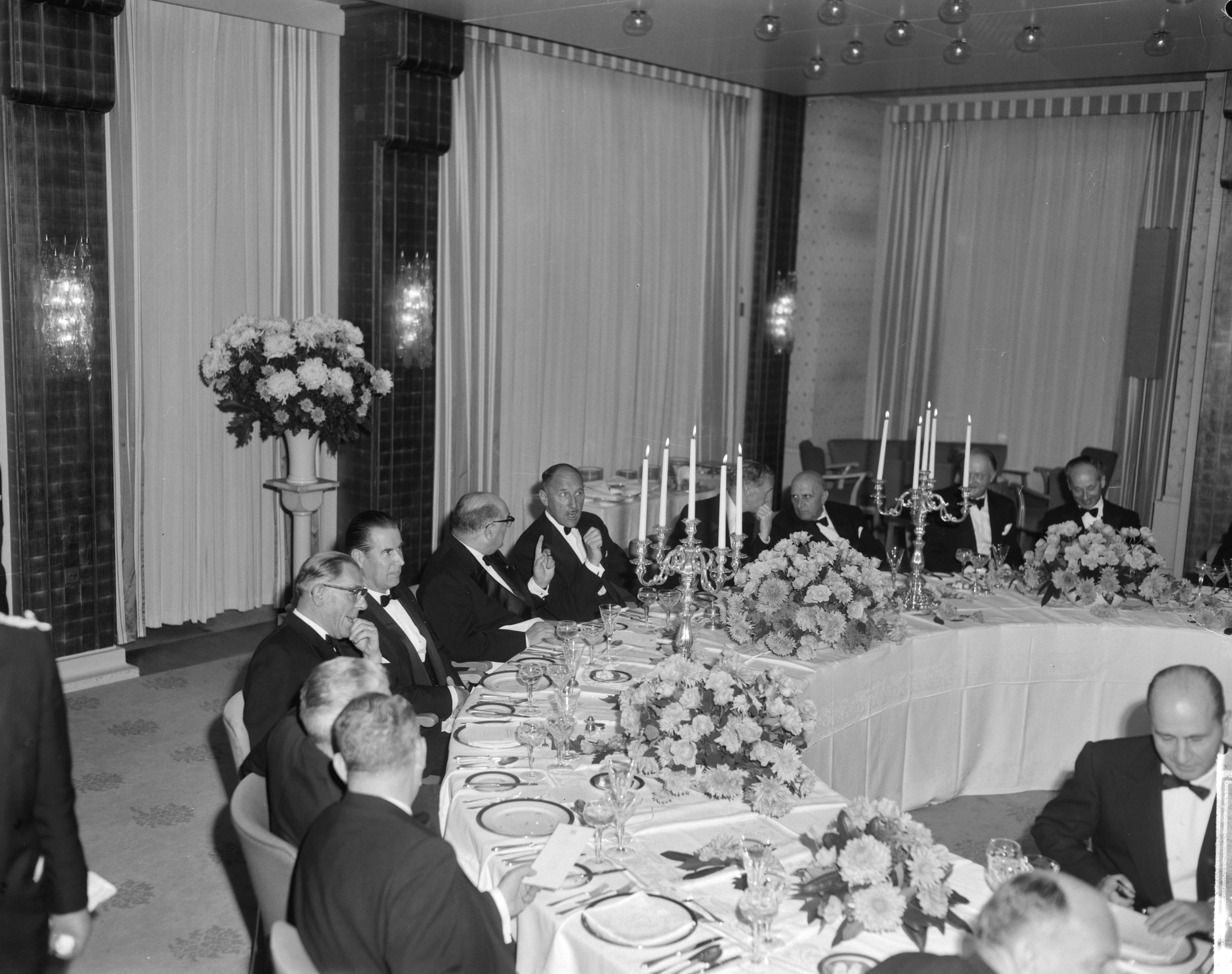 Fotocollectie Anefo — Ministersconferentie van de West Europese Unie in Den Haag. De ministers aan het diner — Foto: Bilsen, Joop van / Anefo. Licentie: Set B: Rechtenvrij / Publiek Domein. Bron: Nationaal Archief. http://hdl.handle.net/10648/aa4b48dc-d0b4-102d-bcf8-003048976d84