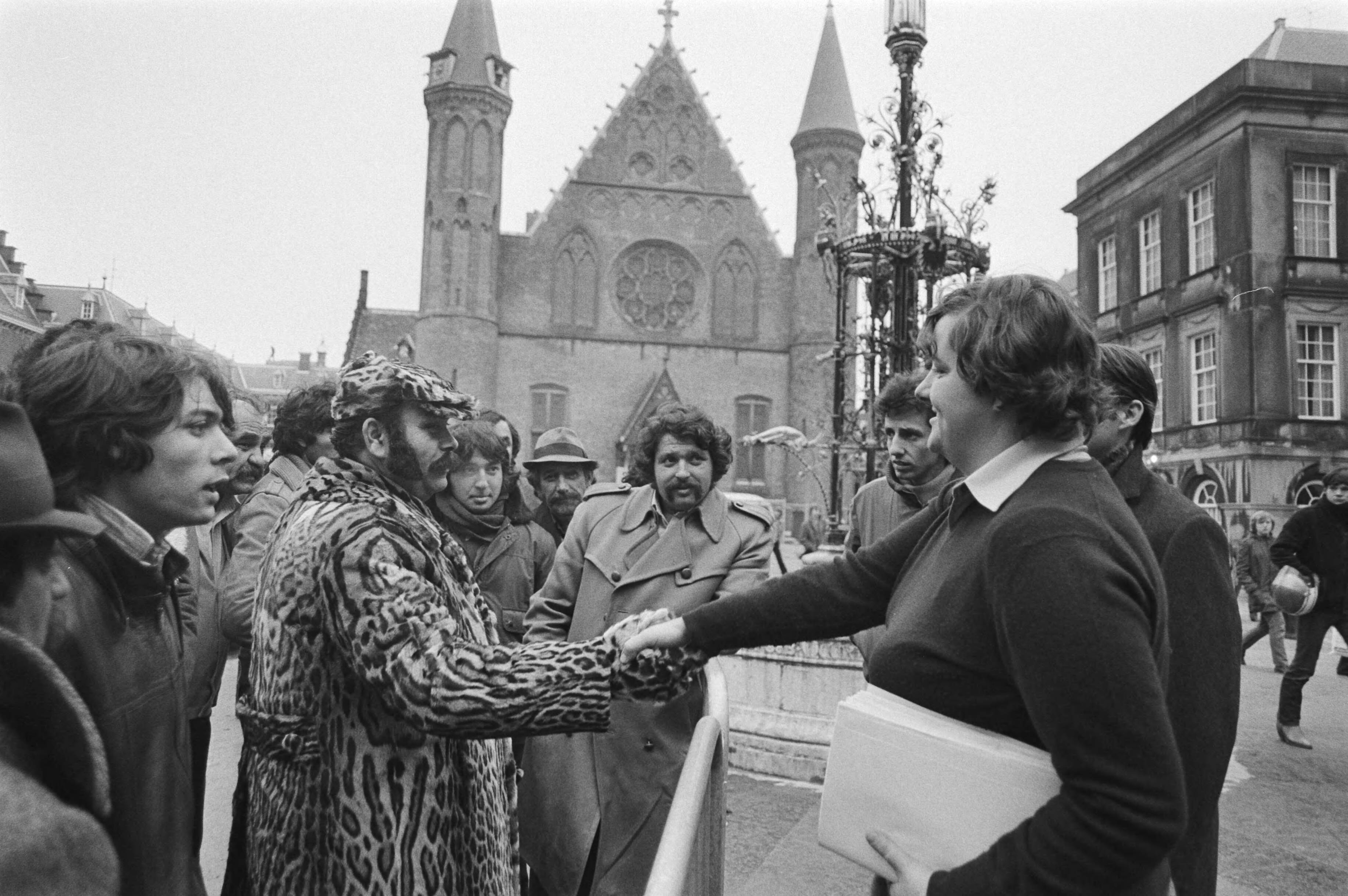 Fotocollectie Anefo — Protest van zigeuners met hun caravans op het Binnenhof i Den Haag tegen het politie-optreden op het zigeunerkamp — Foto: Antonisse, Marcel / Anefo. Licentie: Set B: Rechtenvrij / Publiek Domein. Bron: Nationaal Archief. http://hdl.handle.net/10648/acf08408-d0b4-102d-bcf8-003048976d84