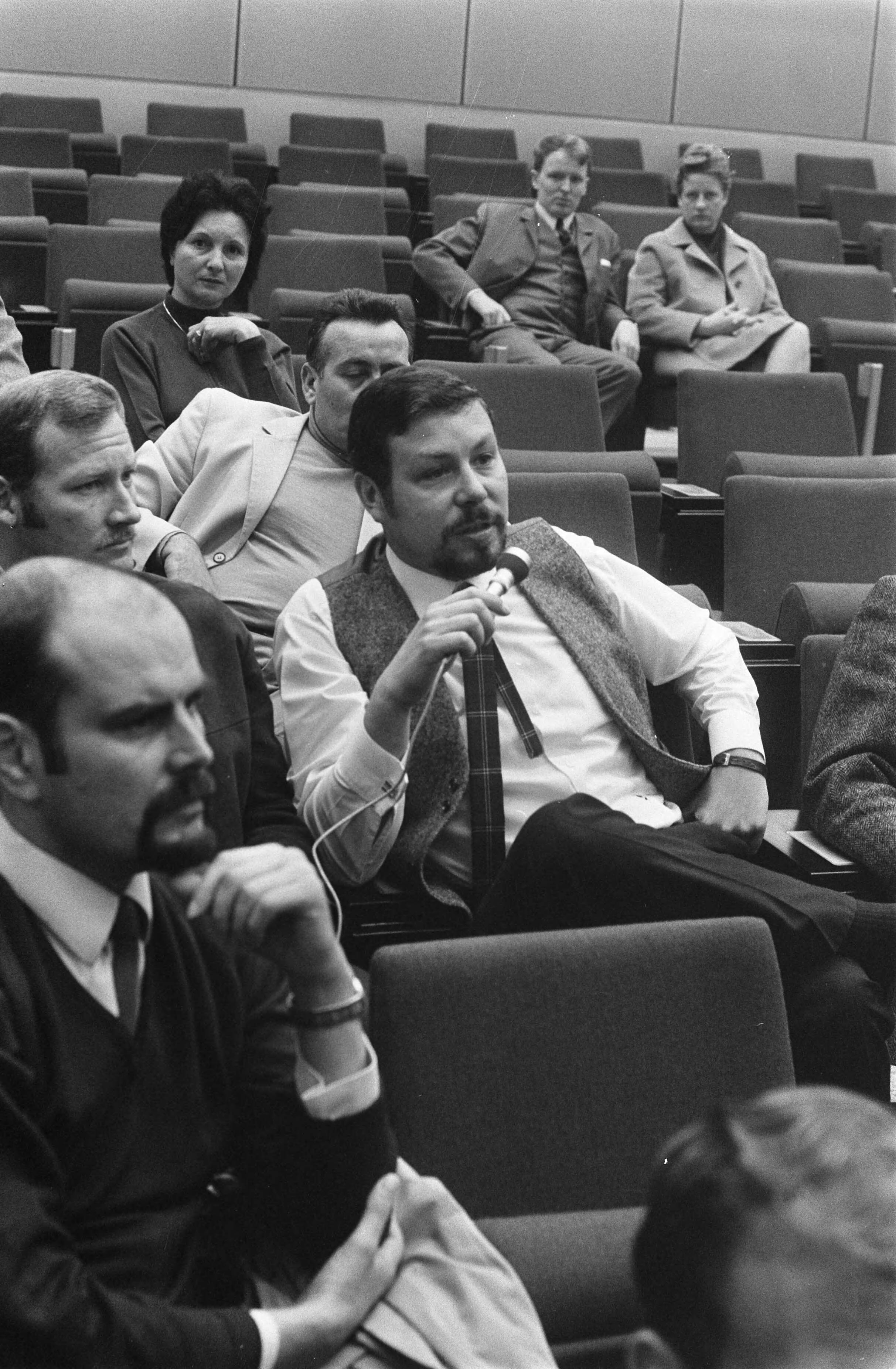 Fotocollectie Anefo — "Bezetters" van het Reactorcentrum te Petten vergaderen. In de zaal werd veel gebruik gemaakt van de microfoon — Foto: Verhoeff, Bert / Anefo. Licentie: Set B: Rechtenvrij / Publiek Domein. Bron: Nationaal Archief. http://hdl.handle.net/10648/ab7efcc6-d0b4-102d-bcf8-003048976d84