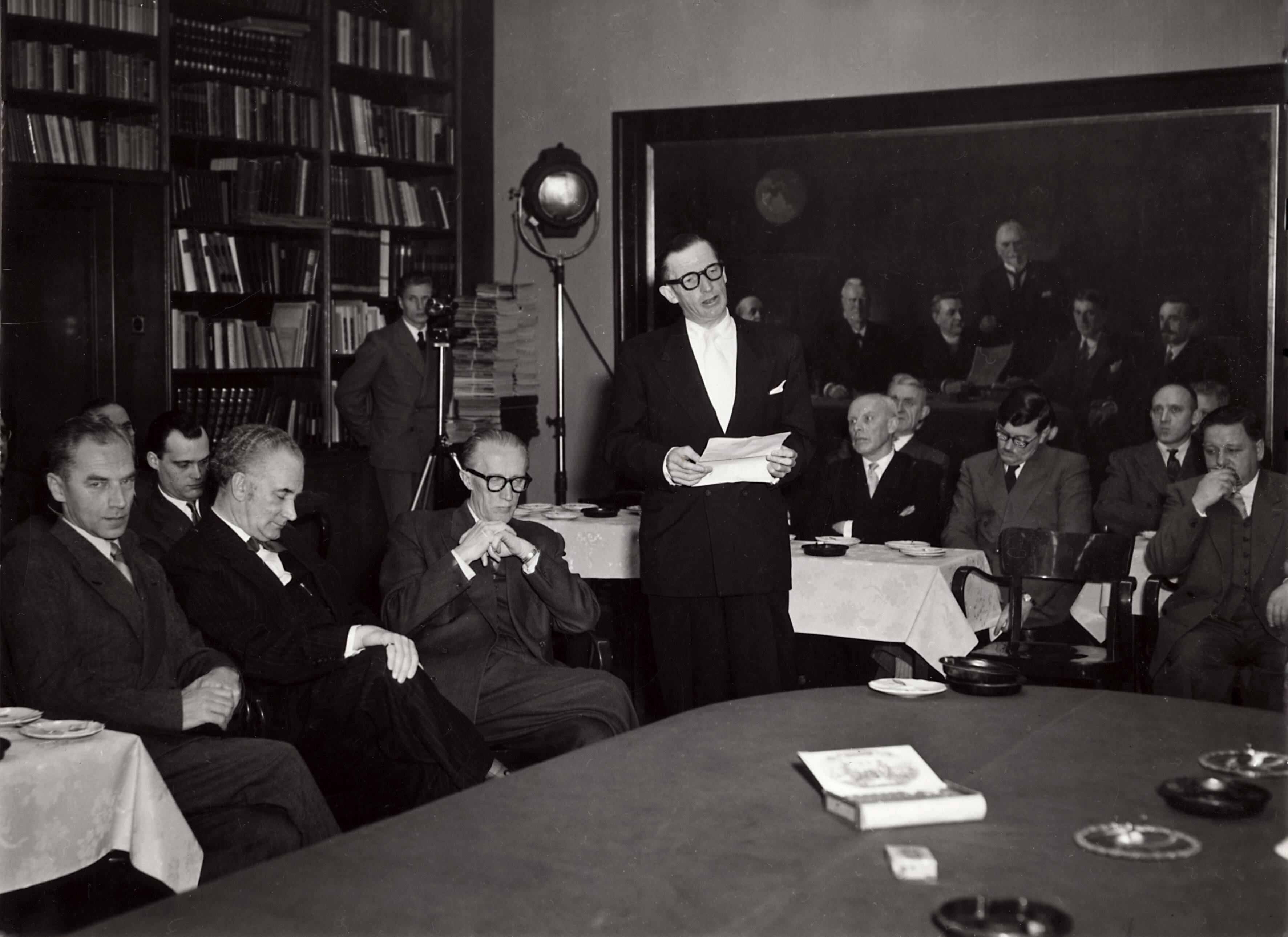Collectie nader te bepalen — Drukkerij N.V. De Spaarnestad [receptie] — Foto: Fotograaf Onbekend / Fotobureau onbekend / Spaarnestad Photo (05887). Licentie: Set B: Rechtenvrij / Publiek Domein. Bron: Nationaal Archief. http://hdl.handle.net/10648/35429da6-3b7d-a382-e063-6df0900a6686