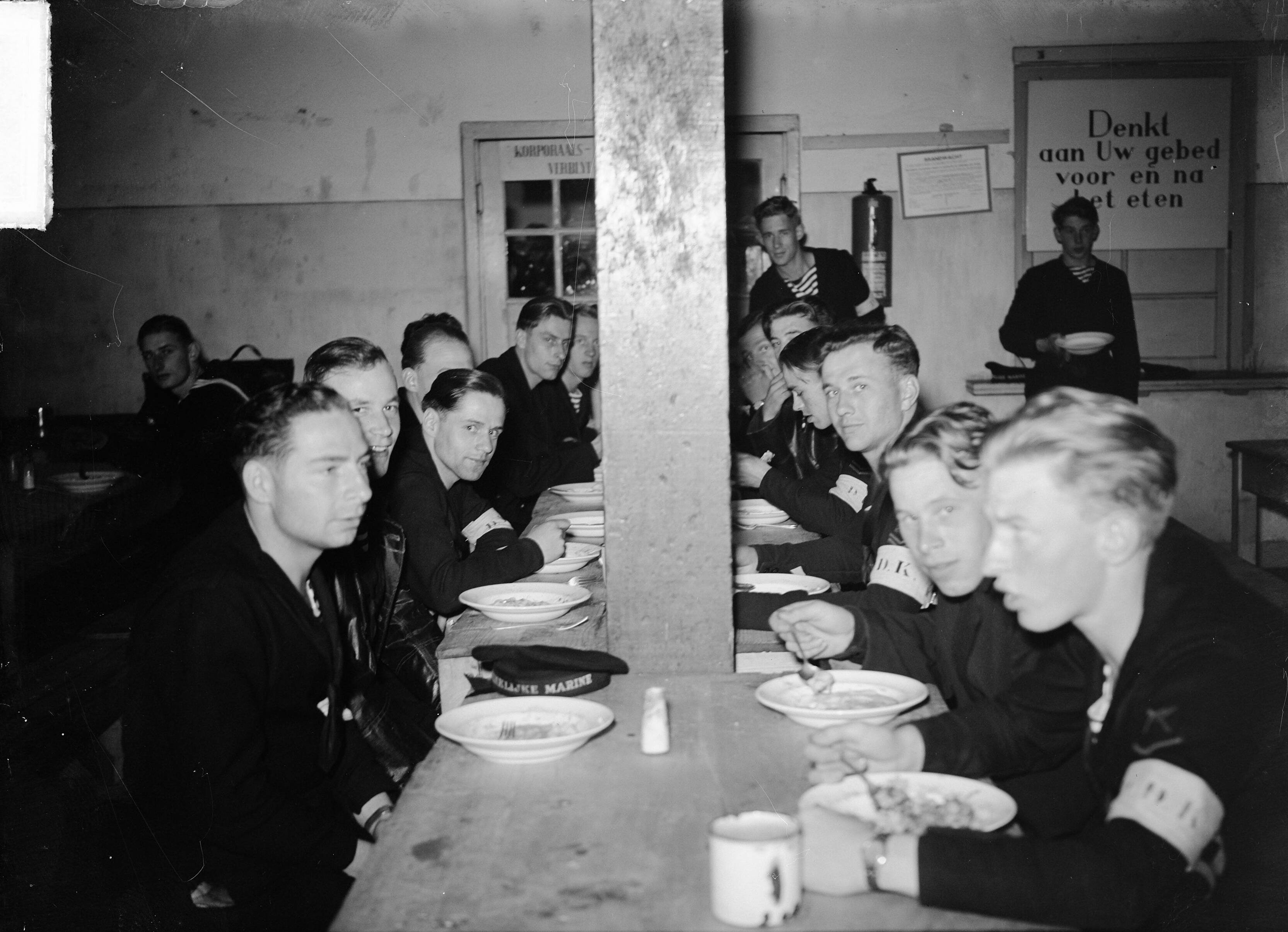 Fotocollectie Anefo — MOK Hilversum. Etende matrozen — Foto: Steenkamp, […] / Anefo. Licentie: Set B: Rechtenvrij / Publiek Domein. Bron: Nationaal Archief. http://hdl.handle.net/10648/a8bd8bec-d0b4-102d-bcf8-003048976d84