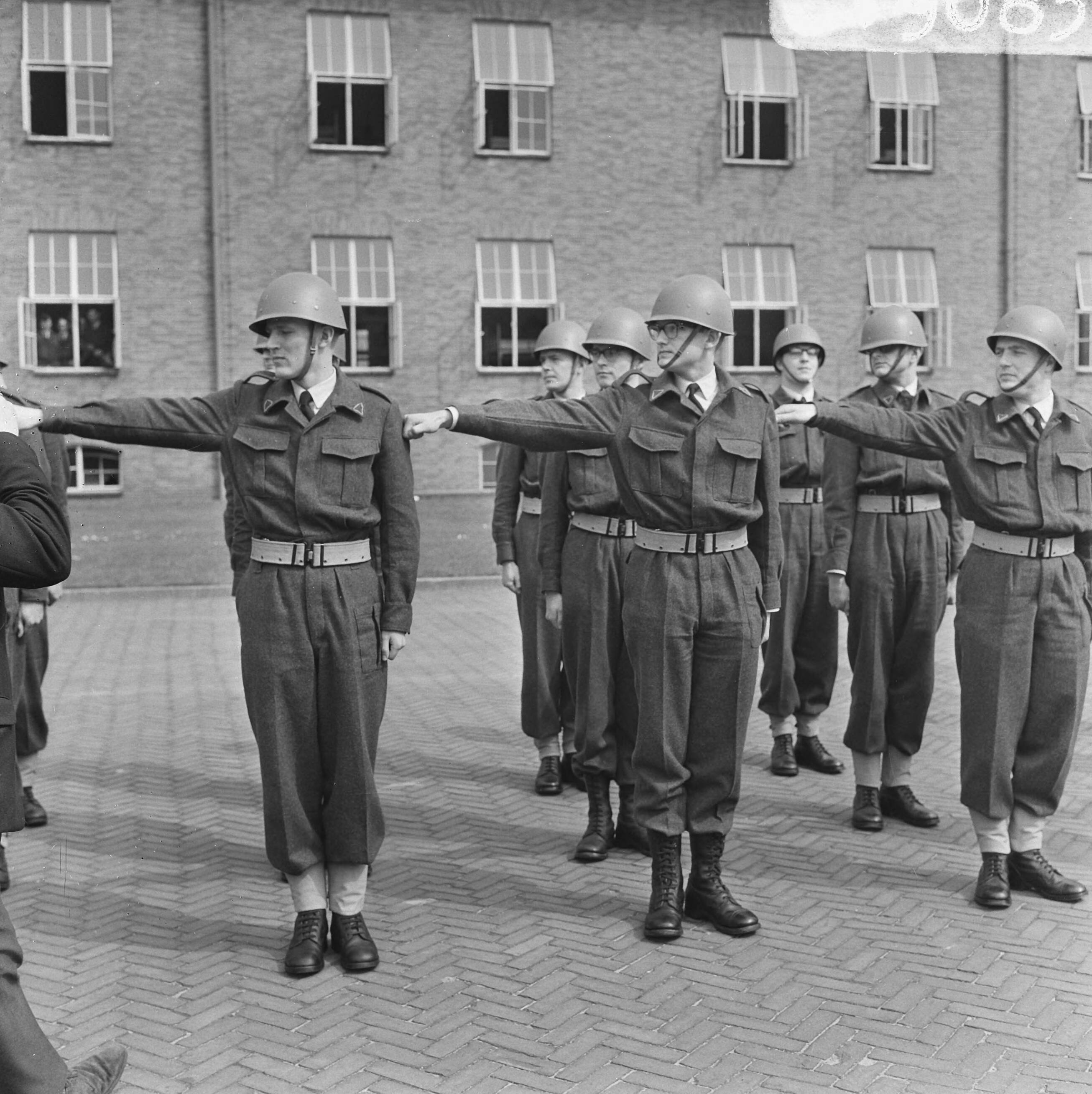 Fotocollectie Anefo — Mr. Pieter van Vollenhoven in militaire dienst bij de luchtmacht in Breda, mr. Pieter tijdens exercitie — Foto: Koch, Eric / Anefo. Licentie: Set B: Rechtenvrij / Publiek Domein. Bron: Nationaal Archief. http://hdl.handle.net/10648/aae77f54-d0b4-102d-bcf8-003048976d84