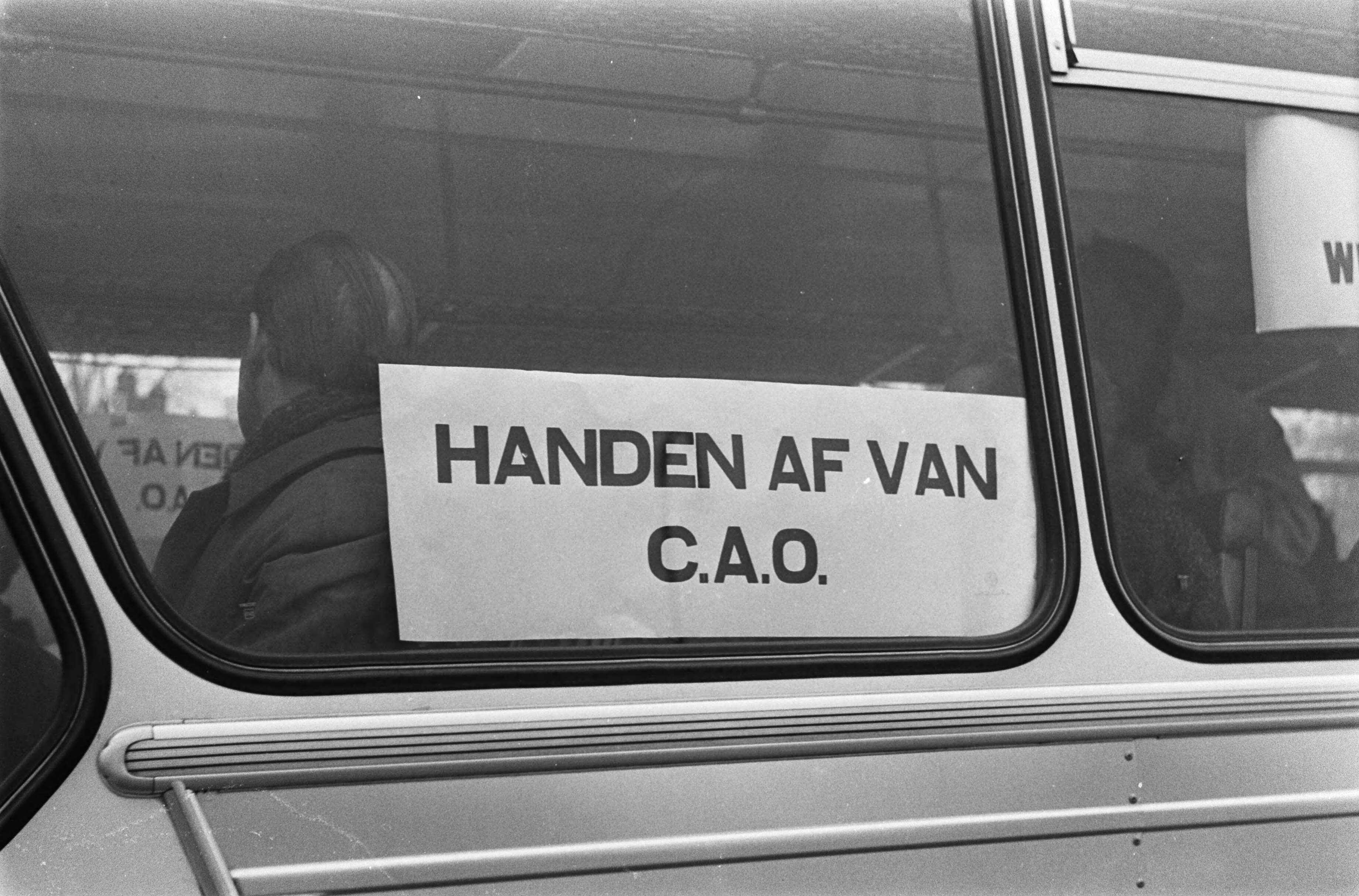 Fotocollectie Anefo — Amsterdamse bouwvakkers naar Den Haag om te demonstreren Ramen van bus volgeplakt met leuzen — Foto: Evers, Joost / Anefo. Licentie: Set B: Rechtenvrij / Publiek Domein. Bron: Nationaal Archief. http://hdl.handle.net/10648/ab3b7636-d0b4-102d-bcf8-003048976d84