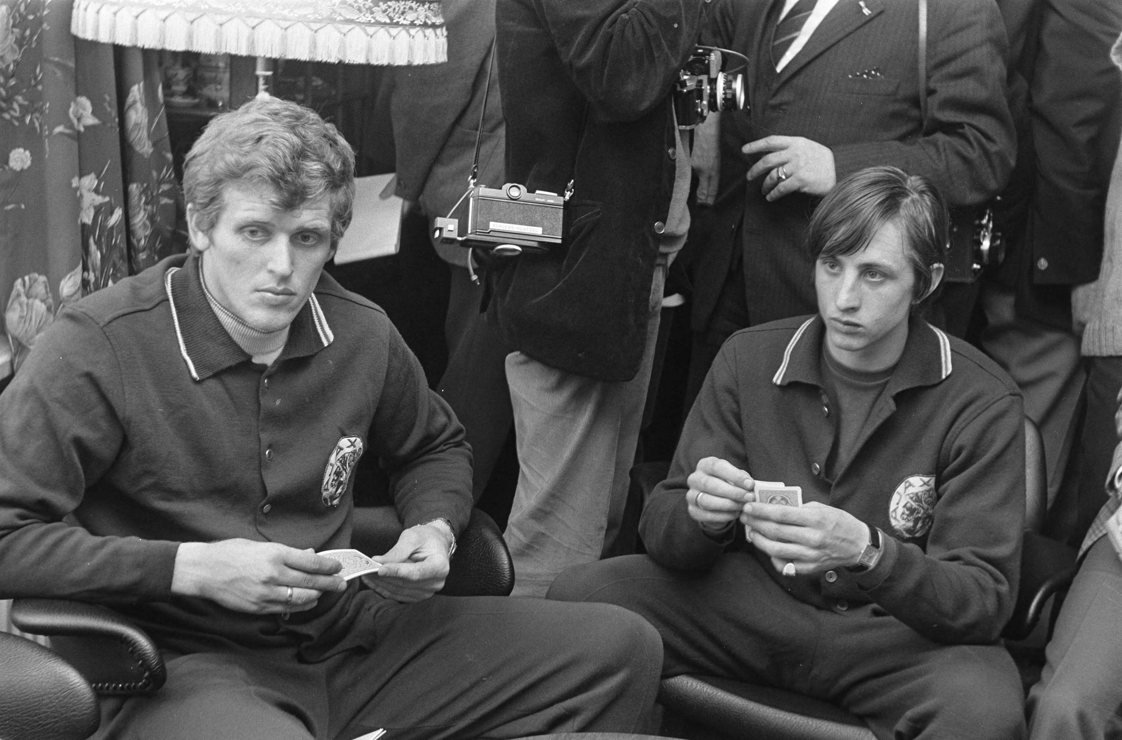 Fotocollectie Anefo — Ajax in retraite in Wassenaar voor de halve Cupfinale tegen Spartak Johan Cruijff (rechts) en Piet Keizer kaarten — Foto: Evers, Joost / Anefo. Licentie: Set B: Rechtenvrij / Publiek Domein. Bron: Nationaal Archief. http://hdl.handle.net/10648/ab653c28-d0b4-102d-bcf8-003048976d84
