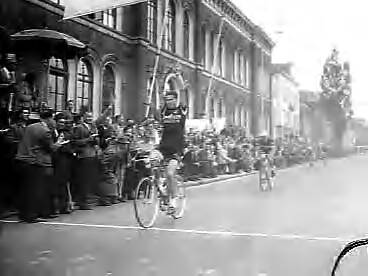 Fotocollectie Anefo — Ronde van Nederland. Finish eerste etappe in Leeuwarden. Winnaar Peter Post passeert de finishlijn — Foto: Pot, Harry / Anefo. Licentie: Set B: Rechtenvrij / Publiek Domein. Bron: Nationaal Archief. http://hdl.handle.net/10648/a97e8dba-d0b4-102d-bcf8-003048976d84
