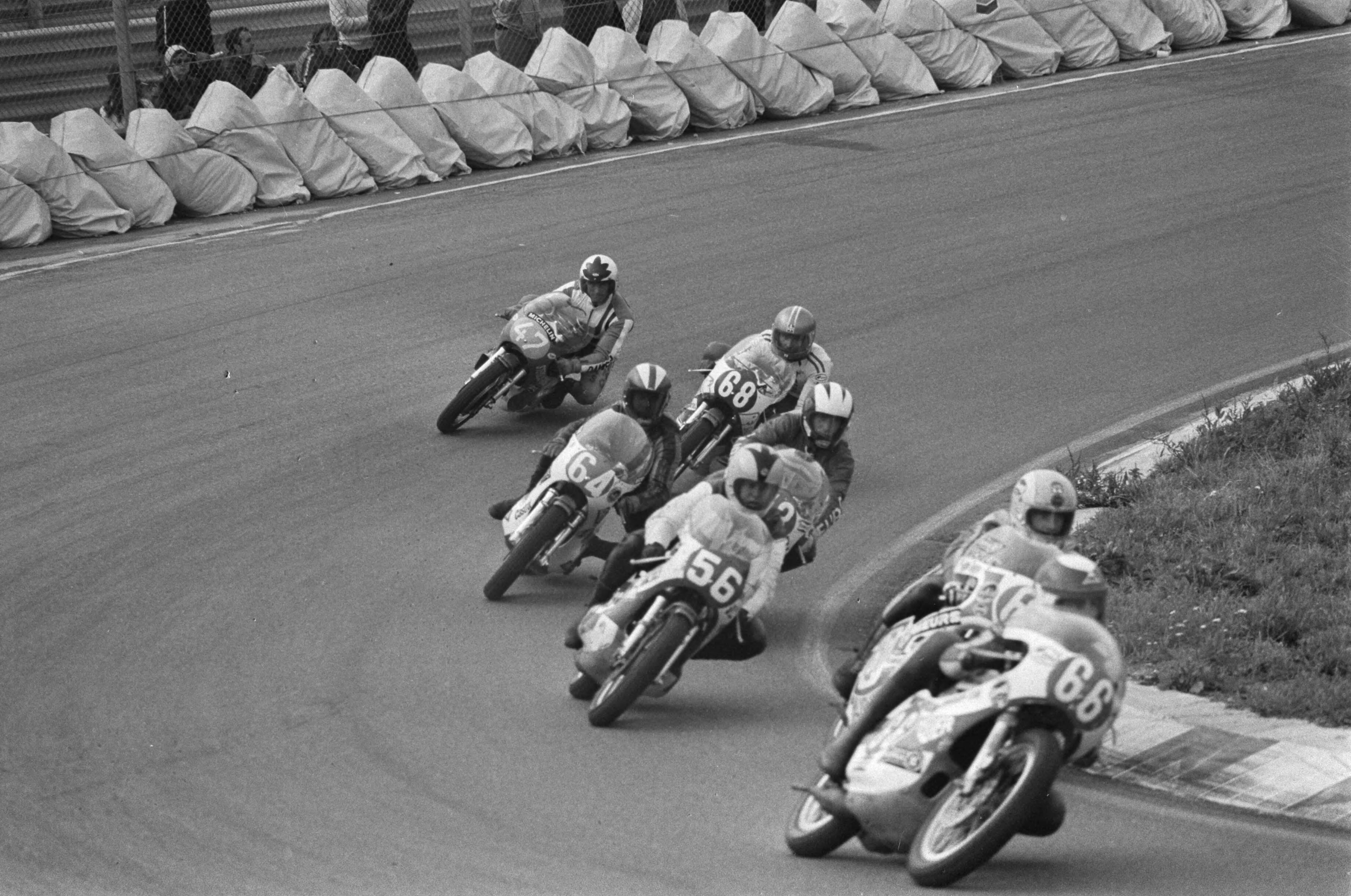 Fotocollectie Anefo — Motorraces op Zandvoort; overzicht motorraces — Foto: Mieremet, Rob / Anefo. Licentie: Set B: Rechtenvrij / Publiek Domein. Bron: Nationaal Archief. http://hdl.handle.net/10648/ac504664-d0b4-102d-bcf8-003048976d84