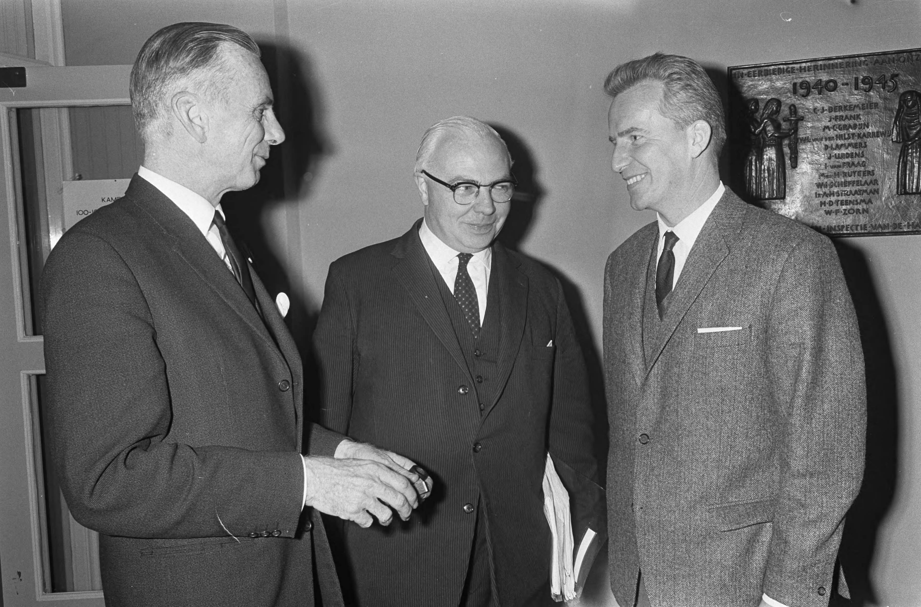 Loonoverleg te Voorburg — , v.l.n.r. ir. J. Bosma (werkgevers, VNW), minister Veldkamp (regering) en A. Kloos (werknemers, NVV) — Foto: Fotograaf Onbekend / Anefo. Licentie: Set B: Rechtenvrij / Publiek Domein. Bron: Nationaal Archief. http://hdl.handle.net/10648/aacfc5e4-d0b4-102d-bcf8-003048976d84