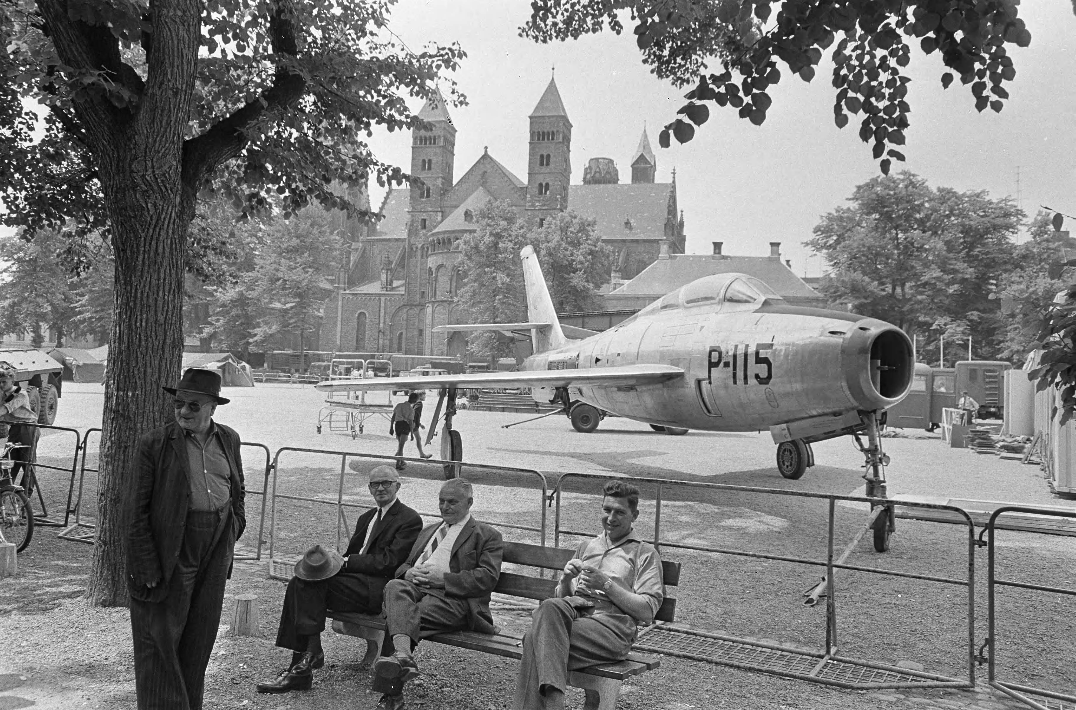 Fotocollectie Anefo — Luchtvaartweek te Maastricht, een F 84 straaljager met daarachter het Vrijthof — Foto: Nijs, Jac. de / Anefo. Licentie: Set B: Rechtenvrij / Publiek Domein. Bron: Nationaal Archief. http://hdl.handle.net/10648/aaeef98c-d0b4-102d-bcf8-003048976d84