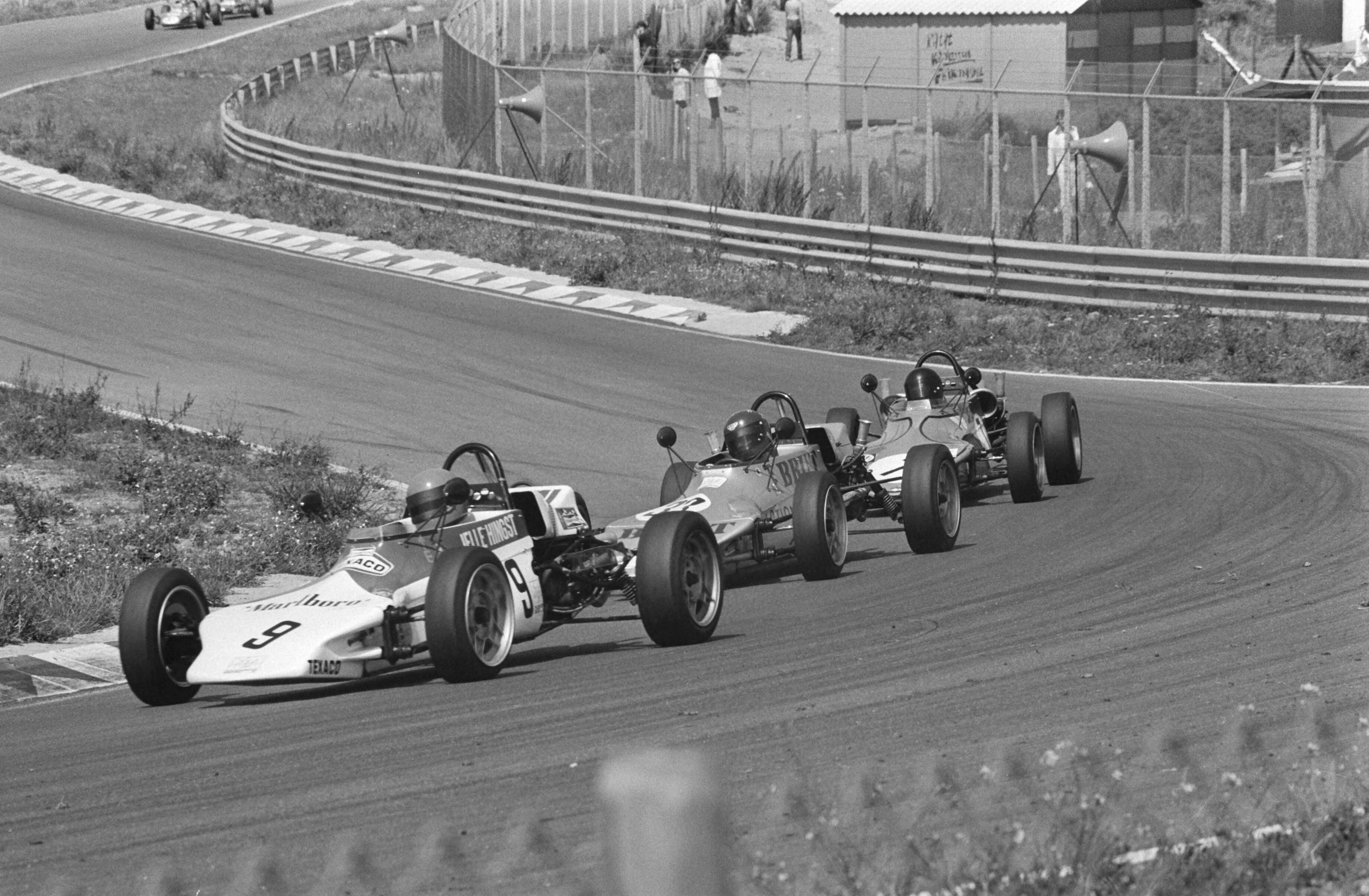 Fotocollectie Anefo — Formule Vee 1300 op Zandvoort; Jelle Hingst (9) aan kop, daarna Steenbergen (33) en Maarten van Ginneken (7) — Foto: Mieremet, Rob / Anefo. Licentie: Set B: Rechtenvrij / Publiek Domein. Bron: Nationaal Archief. http://hdl.handle.net/10648/ac50d886-d0b4-102d-bcf8-003048976d84