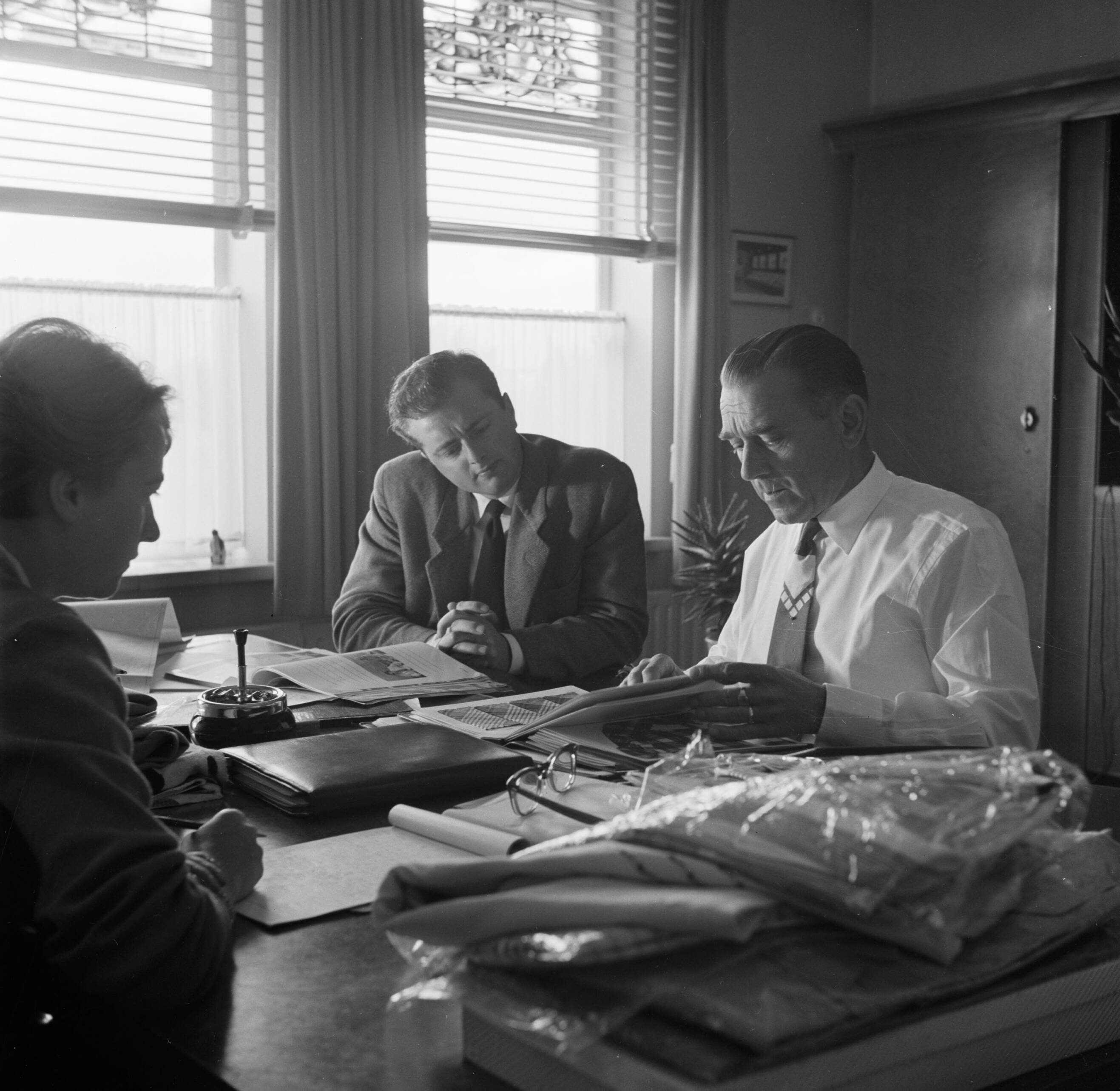 Reportage Kerko Haarlem — Vergadering bij overhemdenbedrijf Kerko — Foto: Poll, Willem van de. Licentie: Set B: Rechtenvrij / Publiek Domein. Bron: Nationaal Archief. http://hdl.handle.net/10648/aecbb428-d0b4-102d-bcf8-003048976d84