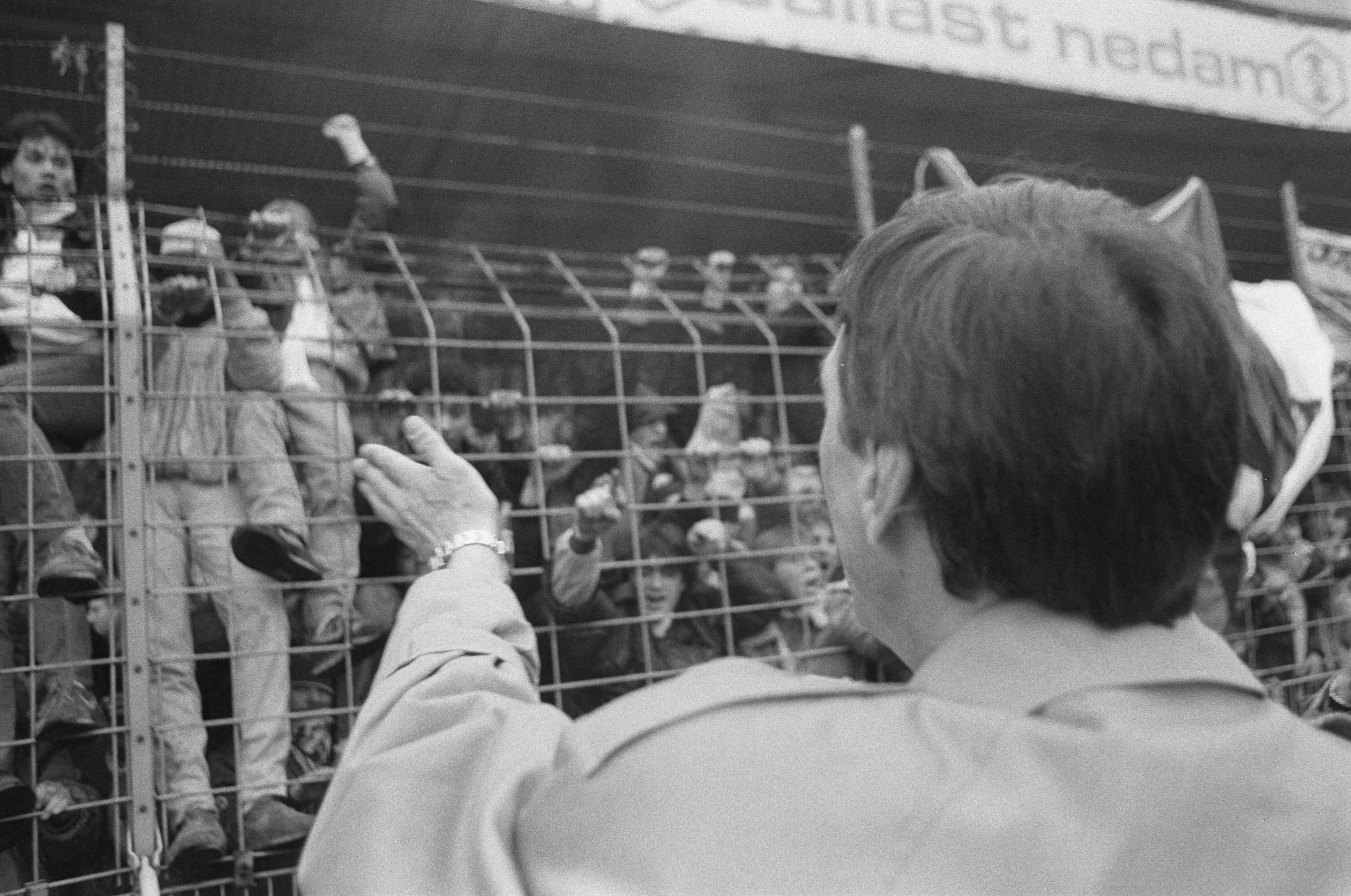 Fotocollectie Anefo — Supportersrellen tijdens Den Haag tegen Ajax in Den Haag ; Johan Cruijff maant supporters tot rust — Foto: Molendijk, Bart / Anefo. Licentie: Set B: Rechtenvrij / Publiek Domein. Bron: Nationaal Archief. http://hdl.handle.net/10648/ad5d626c-d0b4-102d-bcf8-003048976d84