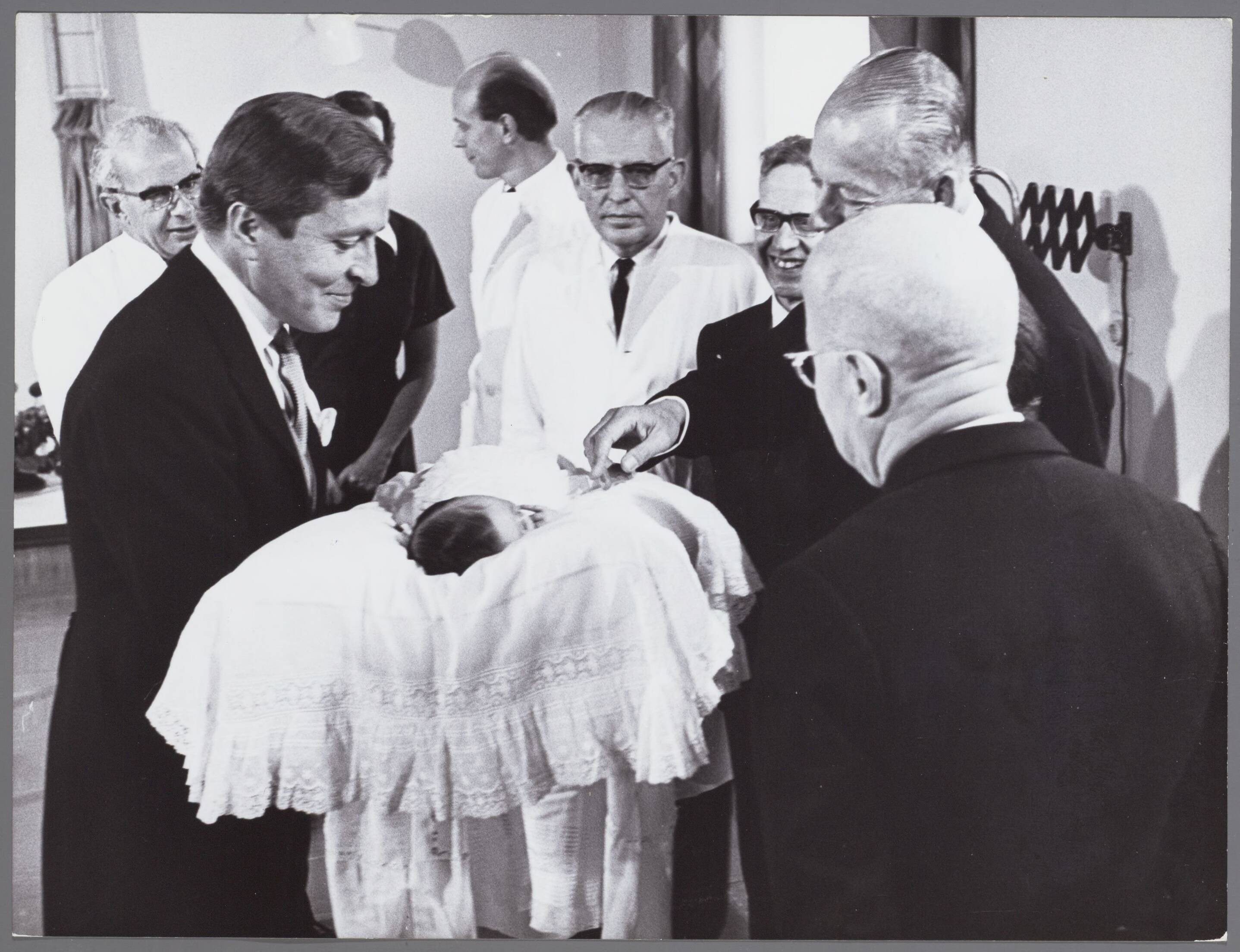 Fotocollectie RVD / Koninklijk Huis — Prins Johan Friso en Prins Claus in bijzijn van doktoren en verpleegster en van minister-president De Jong, vice-president van de Raad van State Beel en de burgemeester van Utrecht, jonkheer De Ranitz op 28 september 1968 in het Academisch Ziekenhuis Utrecht — Foto: Nationaal Foto Persbureau / RVD. Licentie: Set B: Rechtenvrij / Publiek Domein. Bron: Nationaal Archief. http://hdl.handle.net/10648/afaecd12-d0b4-102d-bcf8-003048976d84