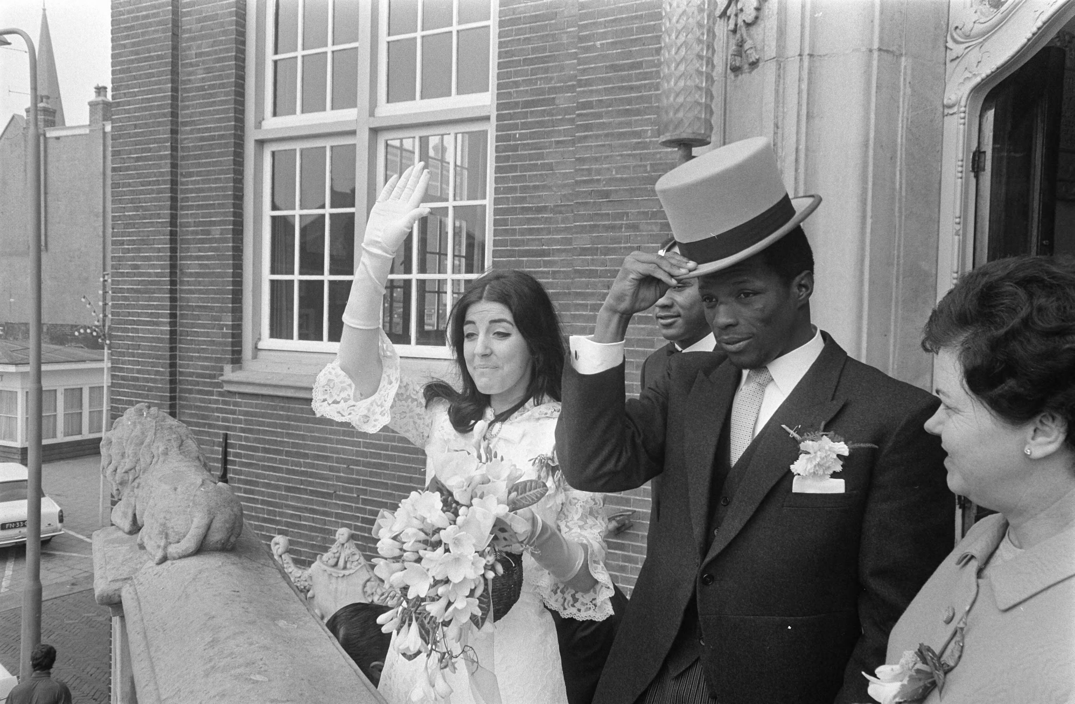 Fotocollectie Anefo — Huwelijk bokser Fighting Mack ( Albert Edwin Nicodemus met Gonzalez Arseiria op stadhuis, Zandvoort — Foto: Mieremet, Rob / Anefo. Licentie: Set B: Rechtenvrij / Publiek Domein. Bron: Nationaal Archief. http://hdl.handle.net/10648/ab67b886-d0b4-102d-bcf8-003048976d84