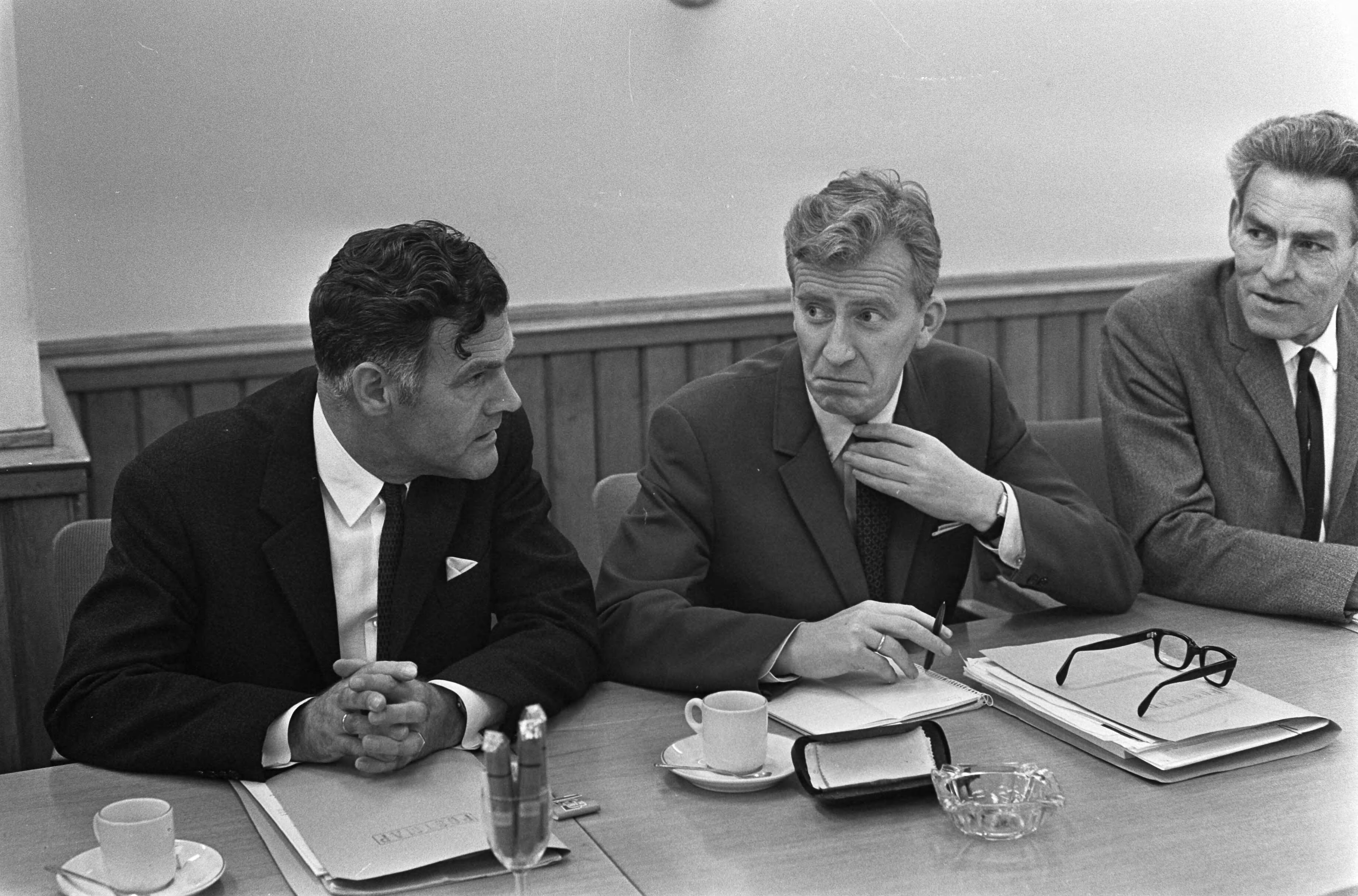 Fotocollectie Anefo — Overleg tussen regering en Stichting van de Arbeid te Den Haag . Dhr. Kloos in gesprek met dhr. Boon (links beide NVV — Foto: Kroon, Ron / Anefo. Licentie: Set B: Rechtenvrij / Publiek Domein. Bron: Nationaal Archief. http://hdl.handle.net/10648/ab404a3a-d0b4-102d-bcf8-003048976d84