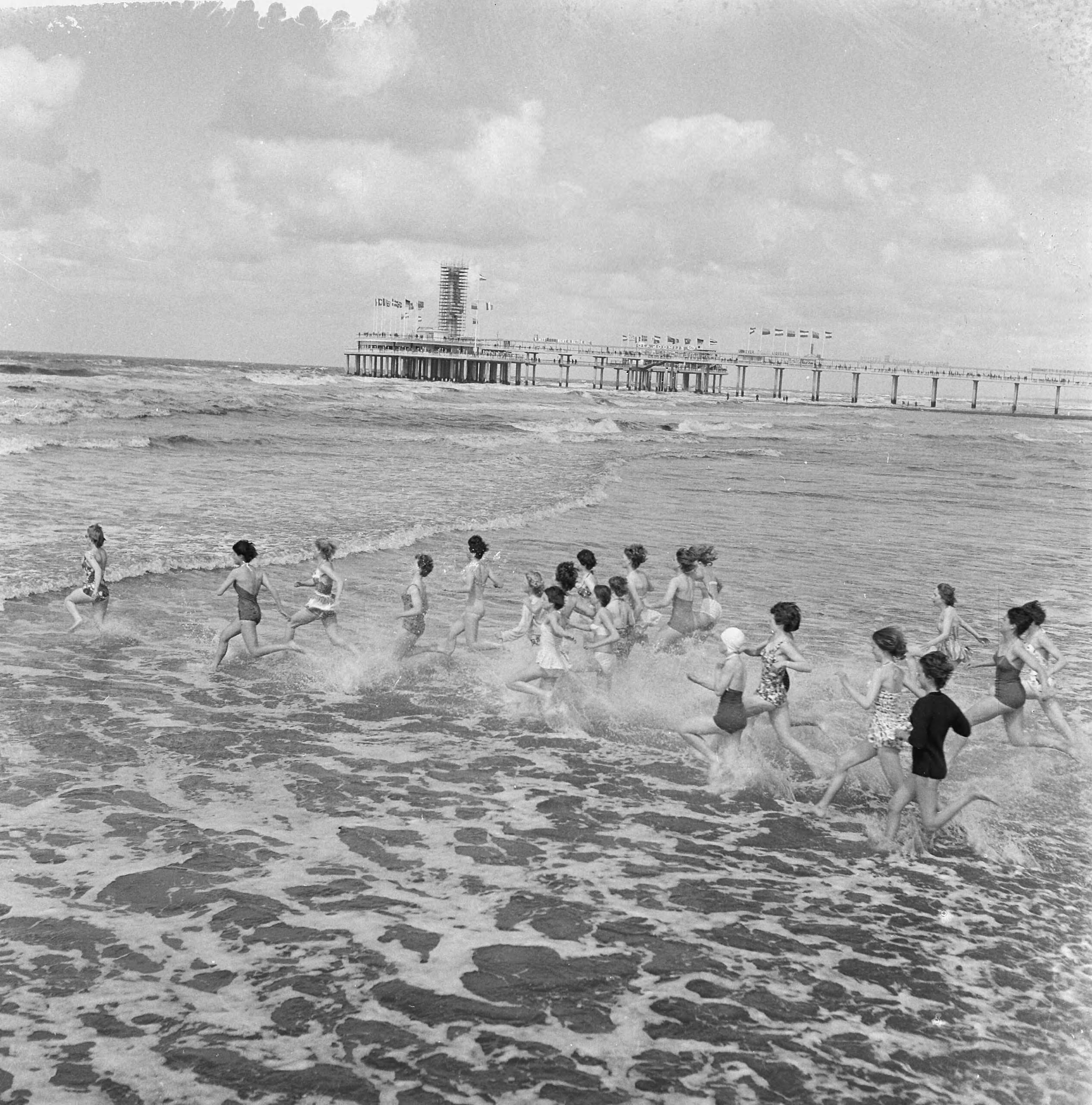 Fotocollectie Anefo — Wedren naar zee in Scheveningen — Foto: Koch, Eric / Anefo. Licentie: Set B: Rechtenvrij / Publiek Domein. Bron: Nationaal Archief. http://hdl.handle.net/10648/a9d58868-d0b4-102d-bcf8-003048976d84