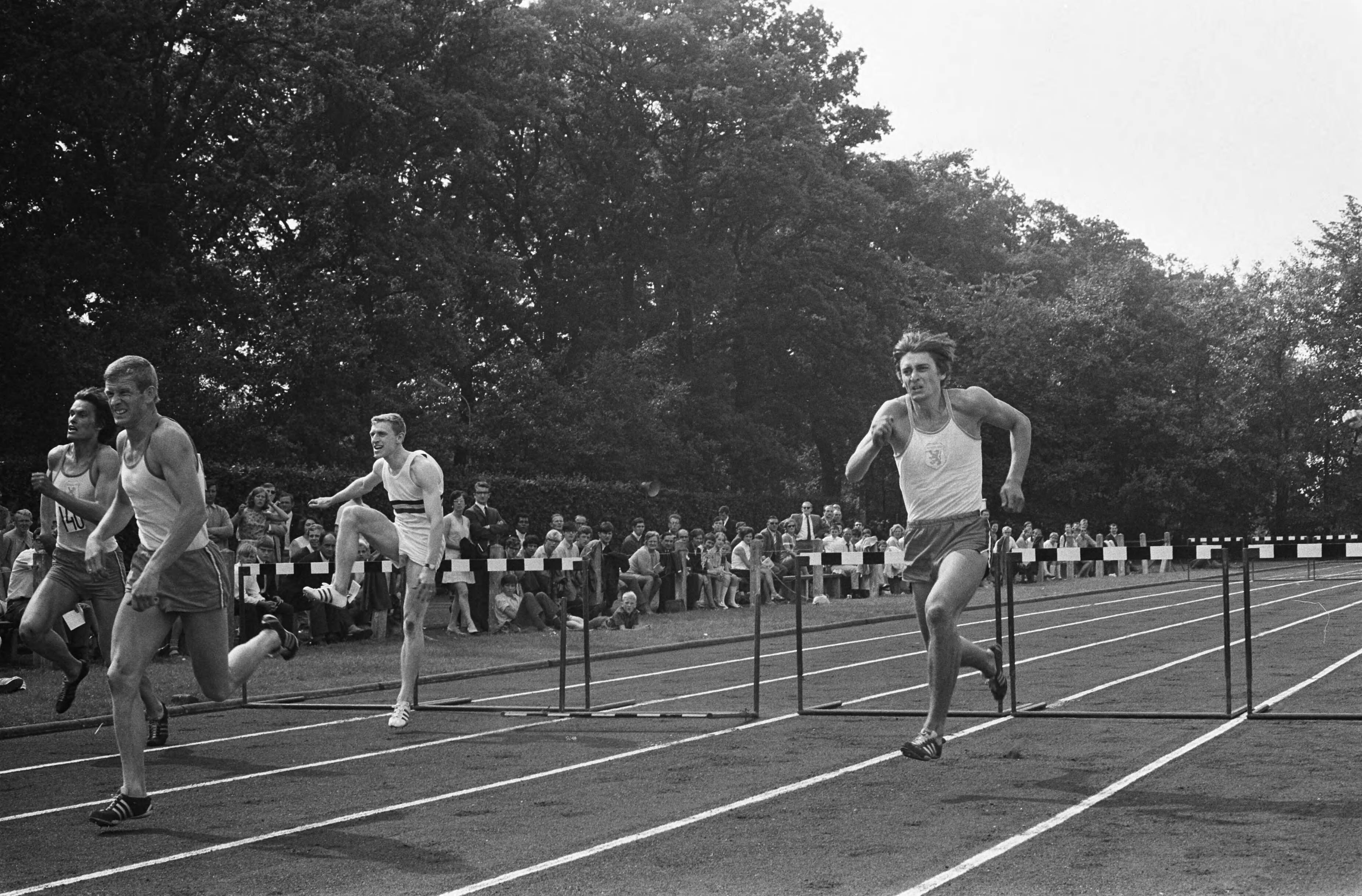 Atletiekinterland Nederland - België — Hordenlopers in actie — Foto: Fotograaf Onbekend / Anefo. Licentie: Set B: Rechtenvrij / Publiek Domein. Bron: Nationaal Archief. http://hdl.handle.net/10648/ab70fb6c-d0b4-102d-bcf8-003048976d84