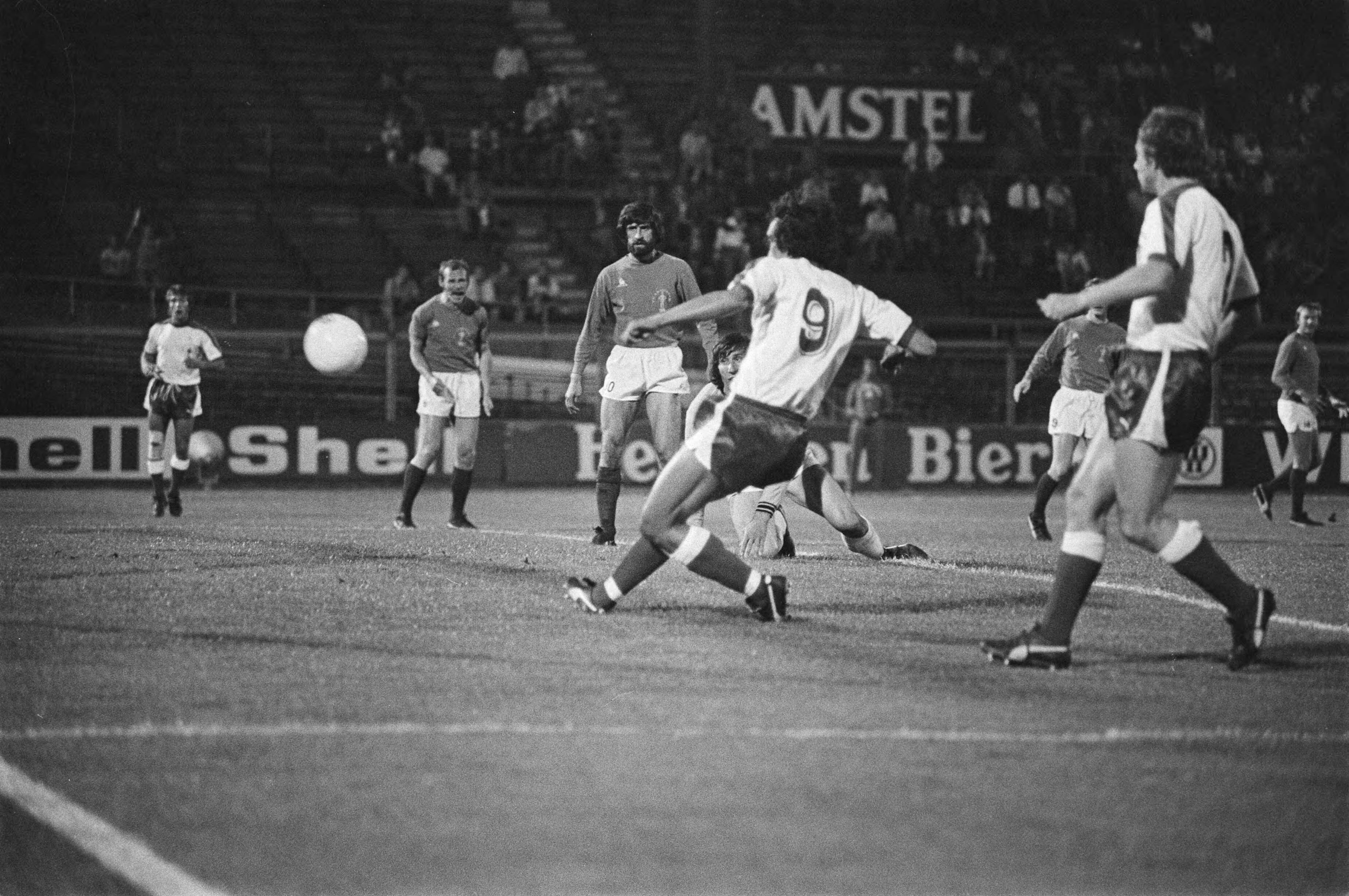 Fotocollectie Anefo — Amsterdam tegen Utrecht 2-2, Andre Wetzel (nr. 9) scoort 1-0 voor Amsterdam — Foto: Bogaerts, Rob / Anefo. Licentie: Set B: Rechtenvrij / Publiek Domein. Bron: Nationaal Archief. http://hdl.handle.net/10648/ac8a5386-d0b4-102d-bcf8-003048976d84