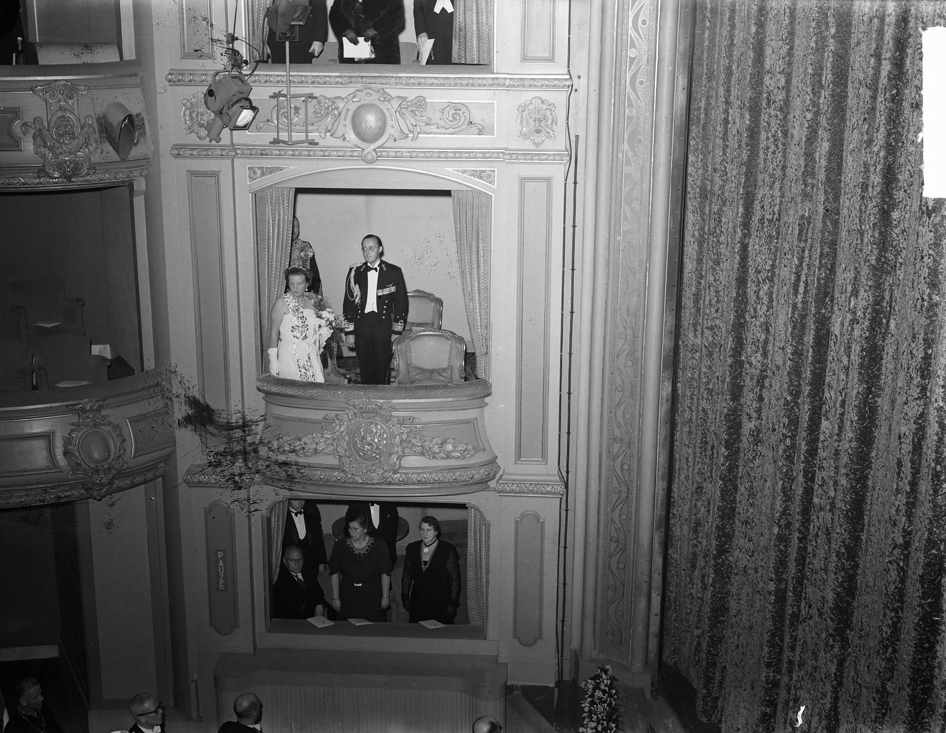 Fotocollectie Anefo — Koningin Juliana en Prins Bernhard in de Koninklijke Schouwburg te Den Haag — Foto: Bilsen, Joop van / Anefo. Licentie: Set B: Rechtenvrij / Publiek Domein. Bron: Nationaal Archief. http://hdl.handle.net/10648/a8bd5802-d0b4-102d-bcf8-003048976d84