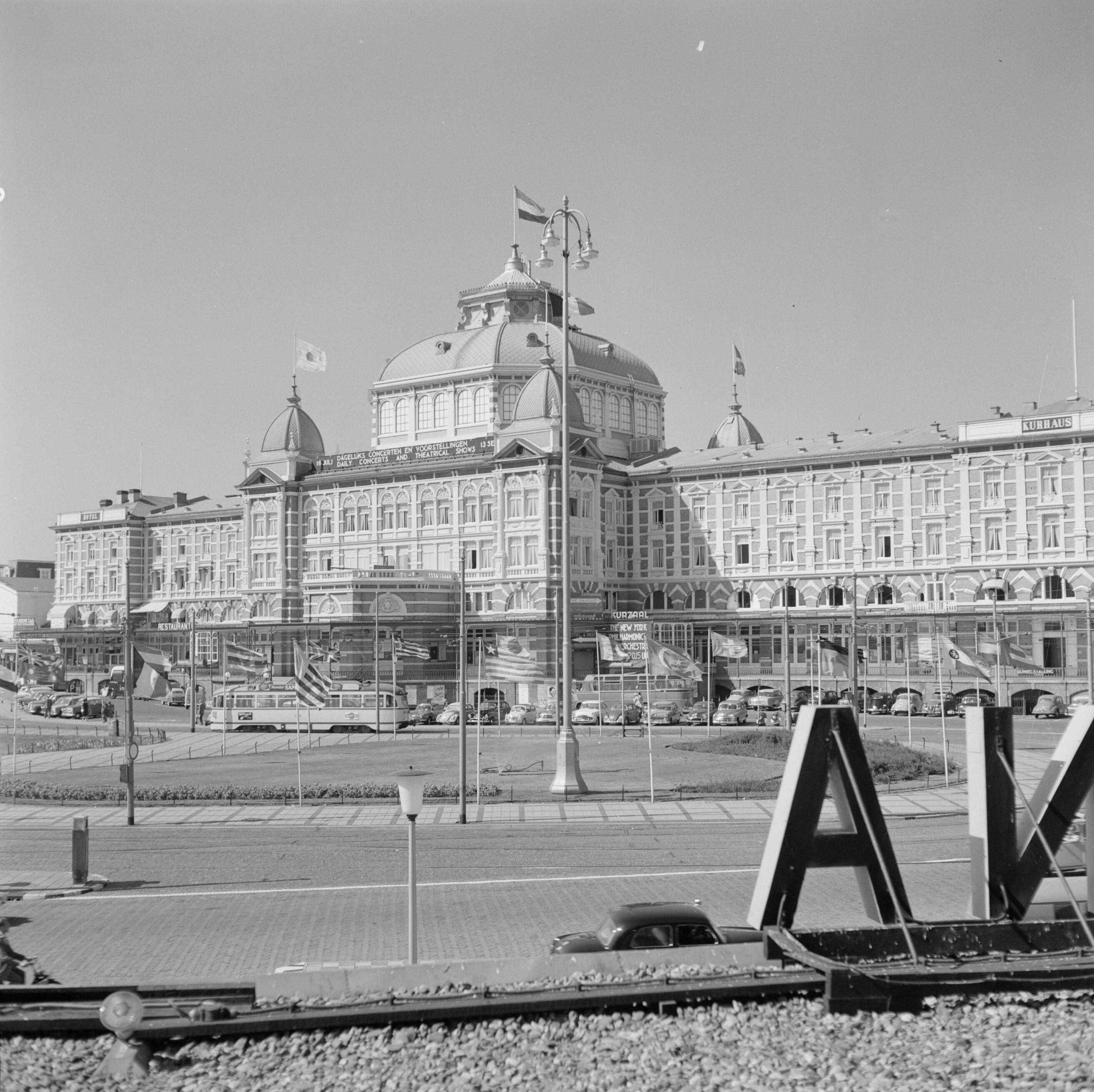 Scheveningen. — Gezicht op het Kurhaus in Scheveningen vanaf het Gevers Deynootplein — Foto: Poll, Willem van de. Licentie: Set B: Rechtenvrij / Publiek Domein. Bron: Nationaal Archief. http://hdl.handle.net/10648/aecee4e0-d0b4-102d-bcf8-003048976d84