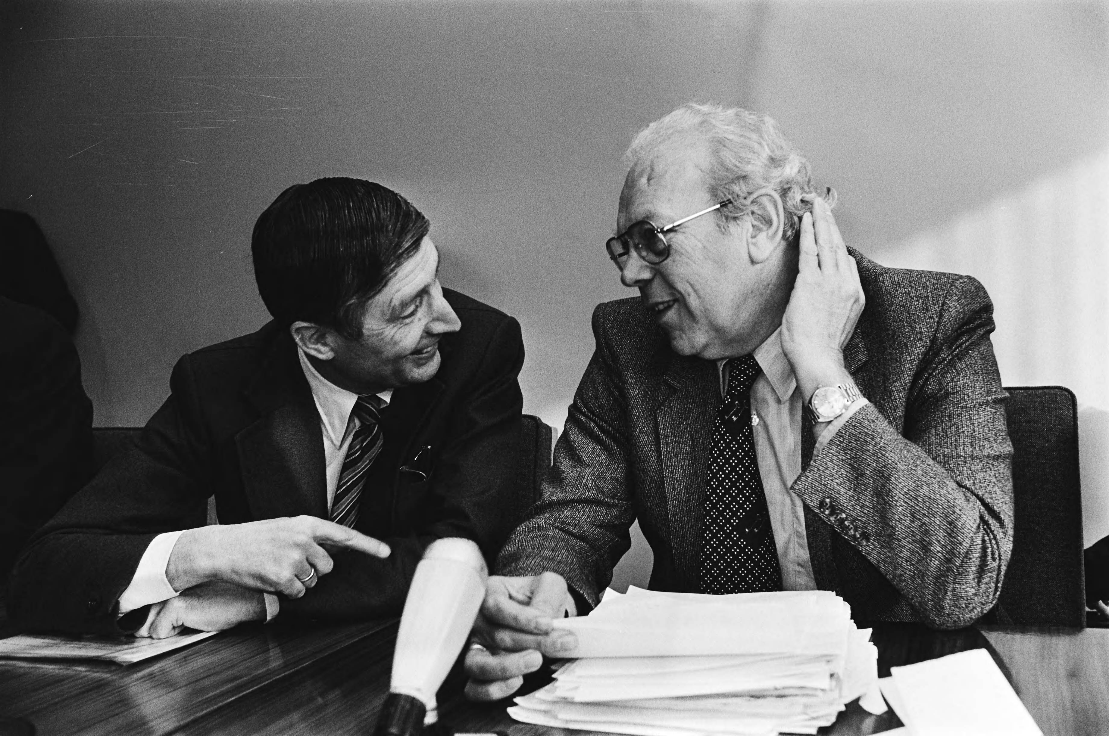Fotocollectie Anefo — Loonoverleg met regering in SER Den Haag ; Albeda en van Agt — Foto: Suyk, Koen / Anefo. Licentie: Set B: Rechtenvrij / Publiek Domein. Bron: Nationaal Archief. http://hdl.handle.net/10648/acd7ee34-d0b4-102d-bcf8-003048976d84