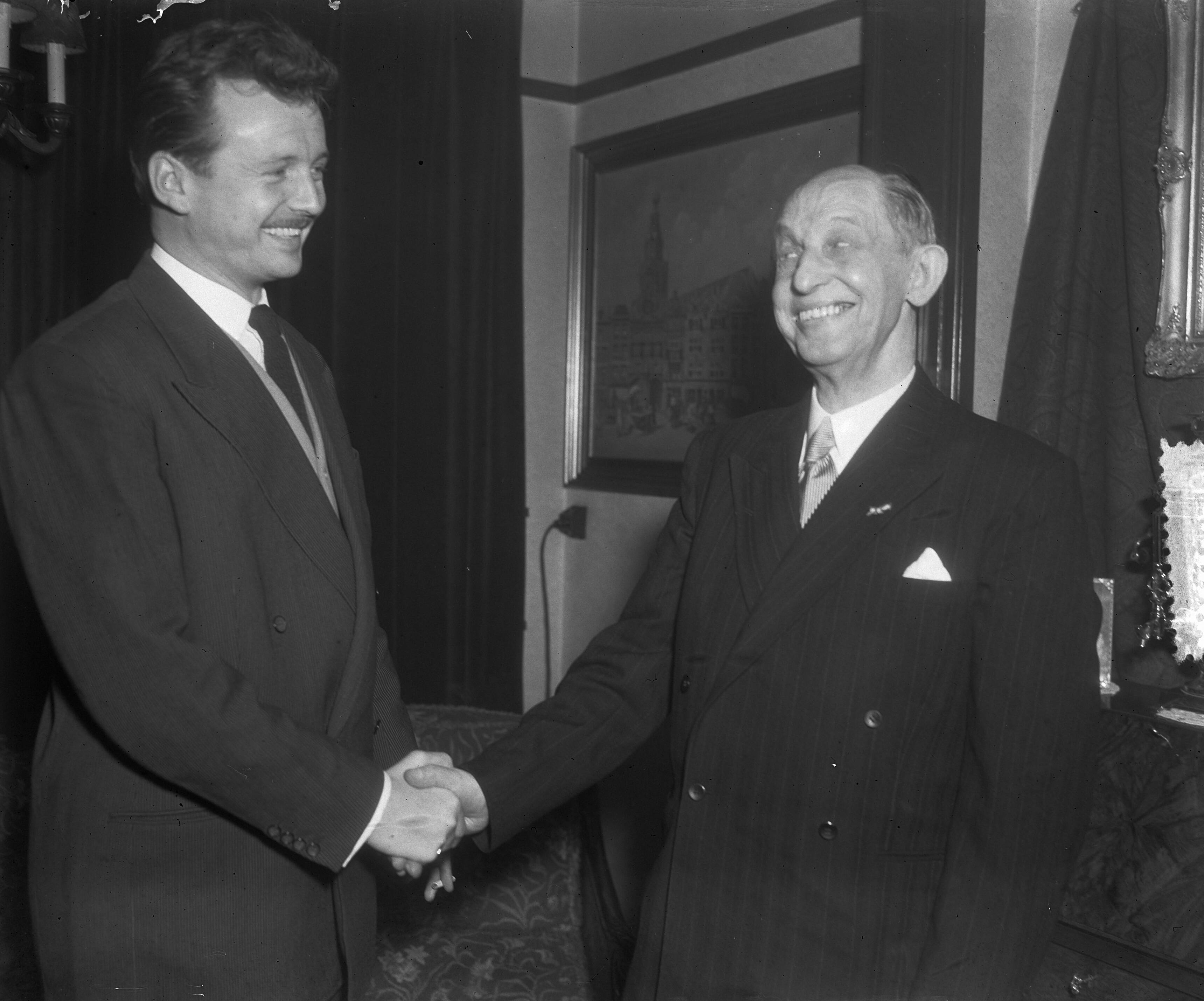 Fotocollectie Anefo — Buziau wordt door Toon Hermans (links) gefeliciteerd met zijn 75ste verjaardag — Foto: Duinen, H. van / Anefo. Licentie: Set B: Rechtenvrij / Publiek Domein. Bron: Nationaal Archief. http://hdl.handle.net/10648/a8f3e89a-d0b4-102d-bcf8-003048976d84