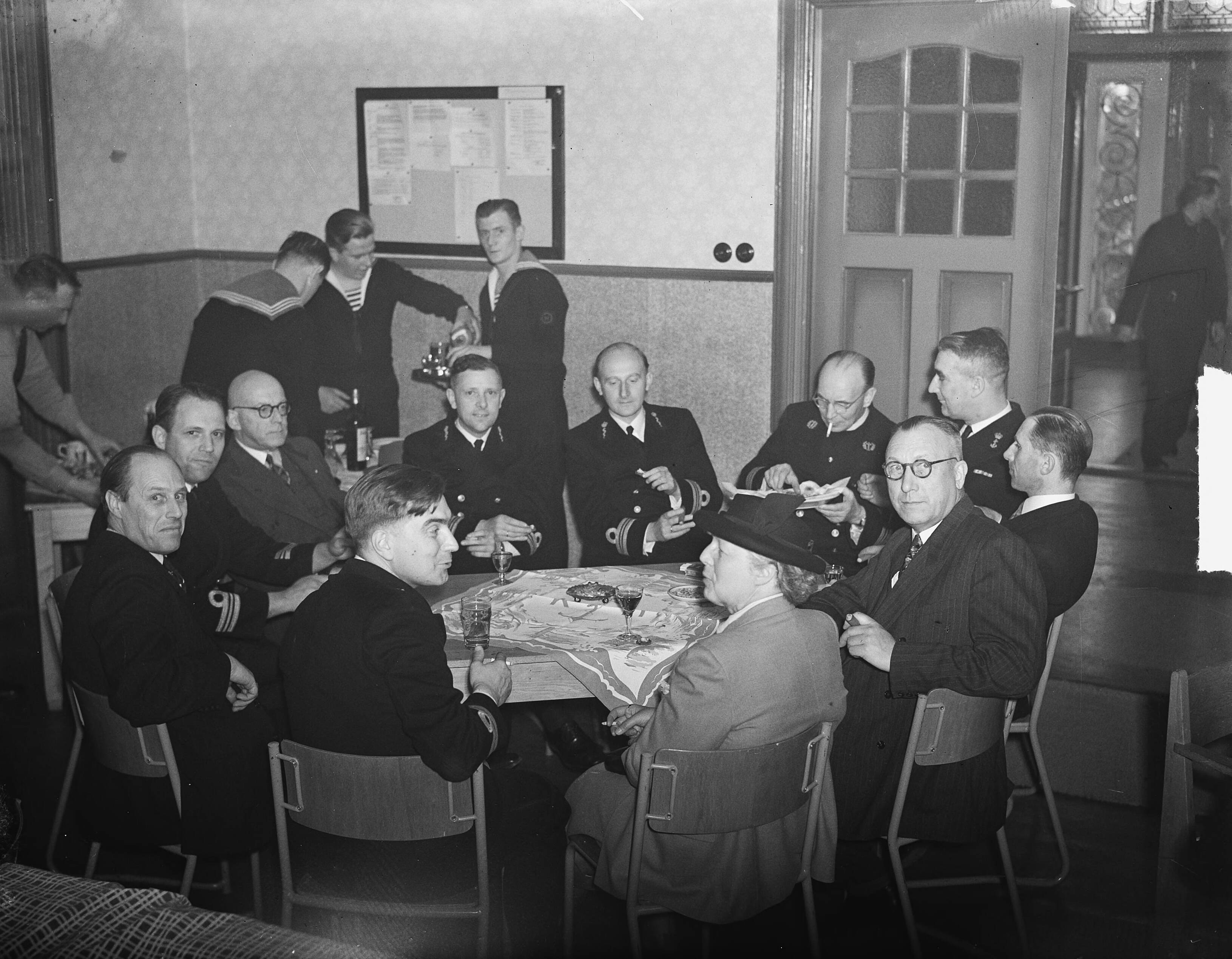 Fotocollectie Anefo — Bezoek Marine Hospitaal te Overveen — Foto: Nijs, Jac. de / Anefo. Licentie: Set B: Rechtenvrij / Publiek Domein. Bron: Nationaal Archief. http://hdl.handle.net/10648/a8d850da-d0b4-102d-bcf8-003048976d84